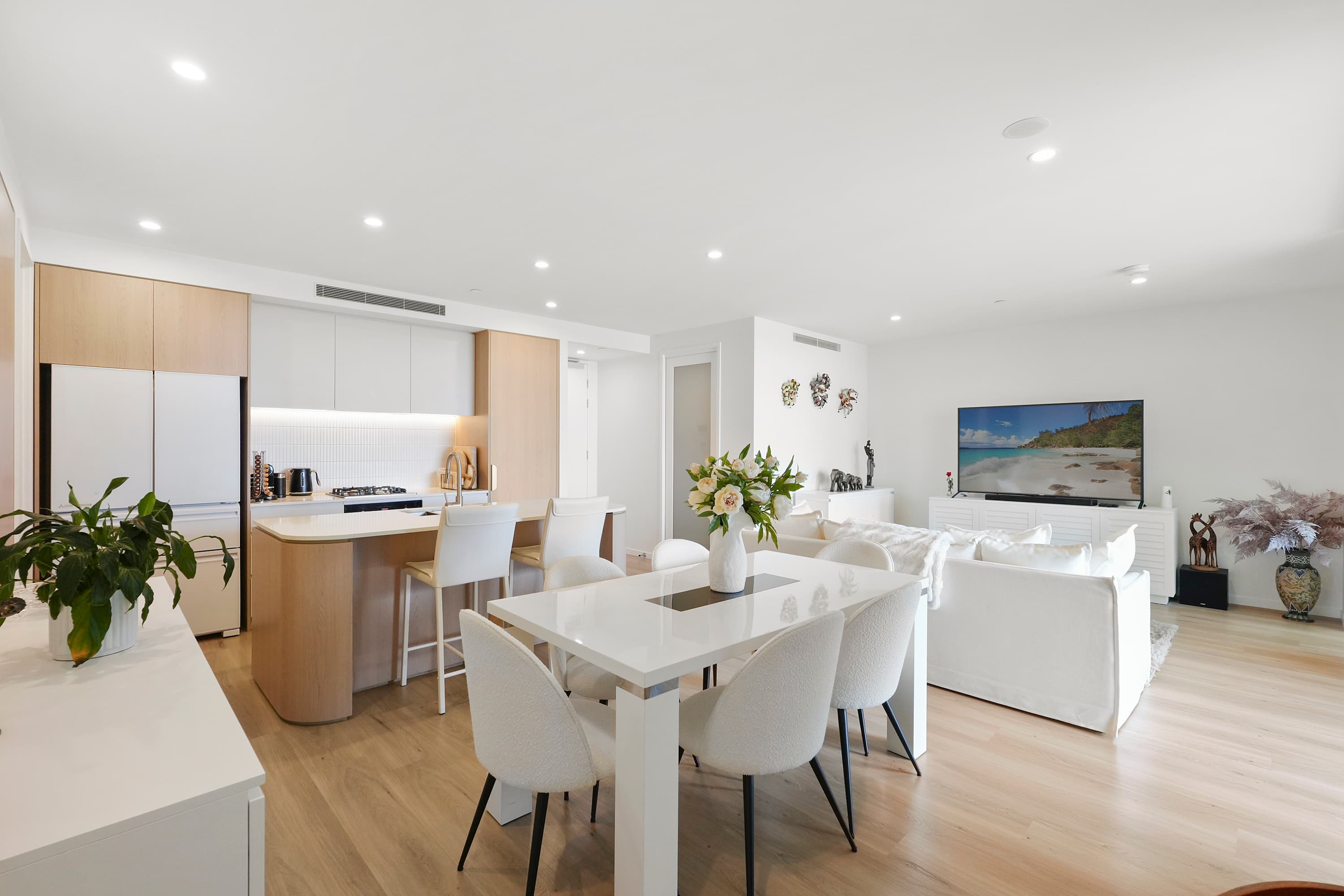 903/146 Surf Parade, Broadbeach — photo 1 of 5