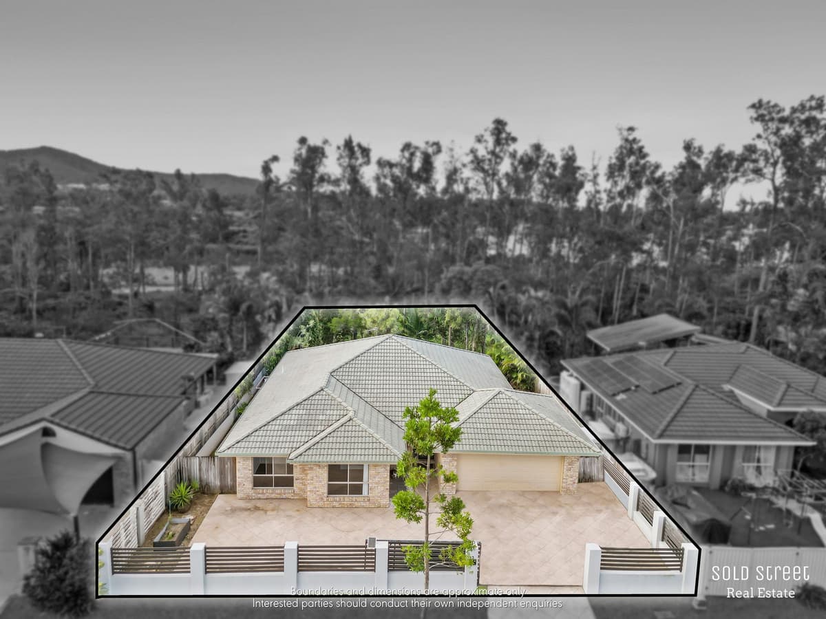 13 Waverley Park Close, Oxenford — photo 1 of 5