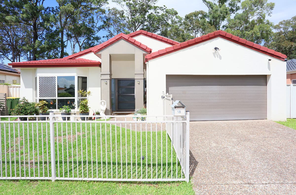 16 Siena Place, Coombabah, Coombabah — photo 1 of 5