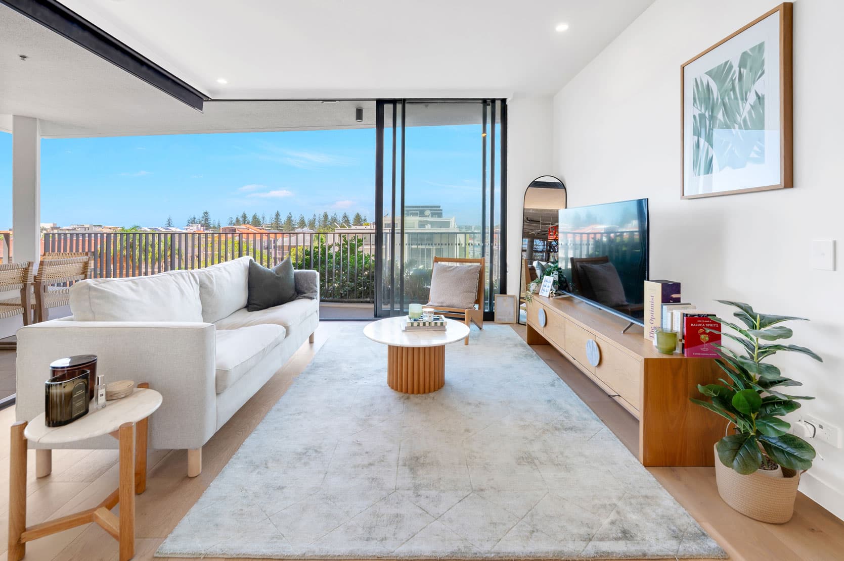 304/43 Peerless Avenue, Mermaid Beach — photo 1 of 5