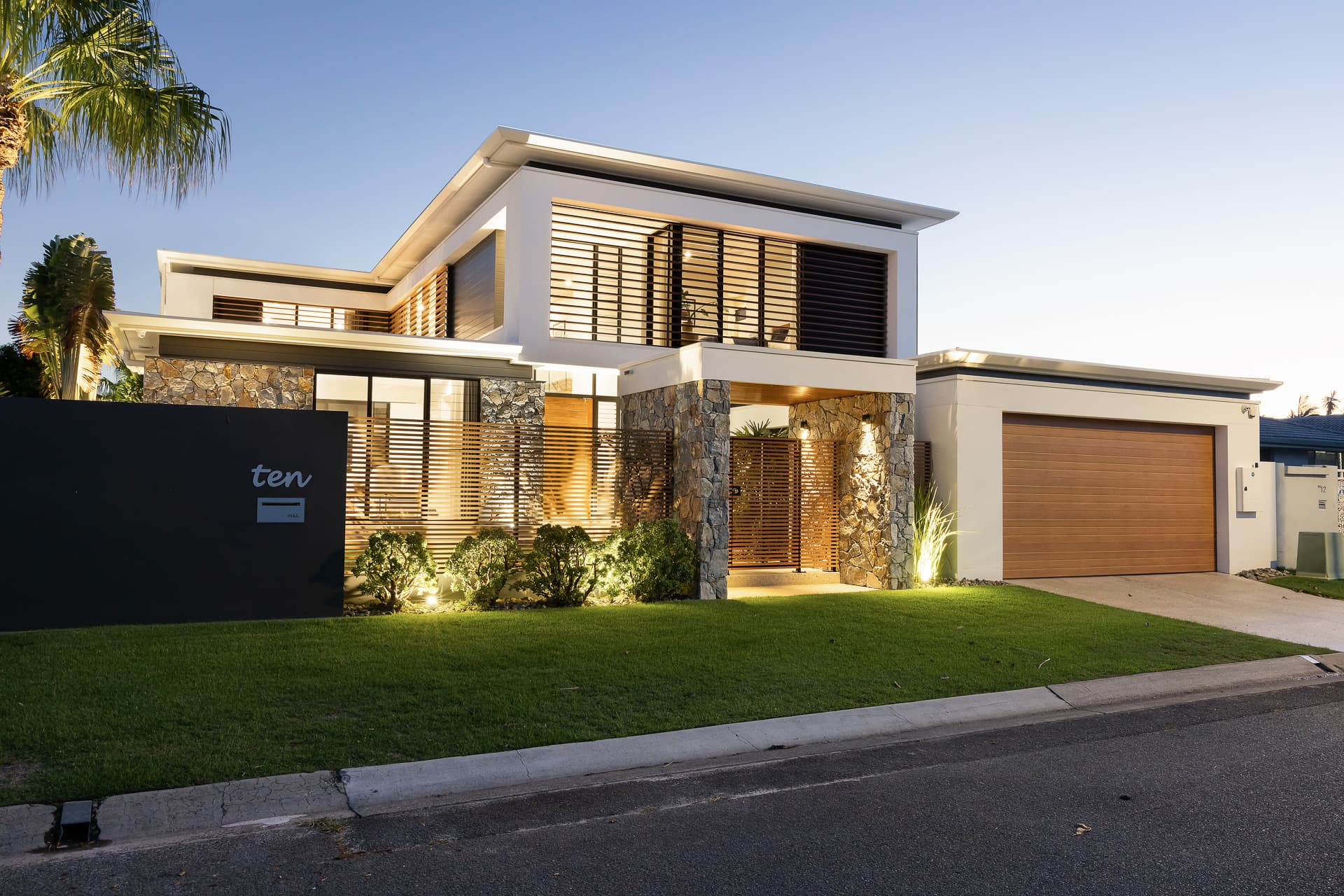 10 Coobowie Street, Broadbeach Waters