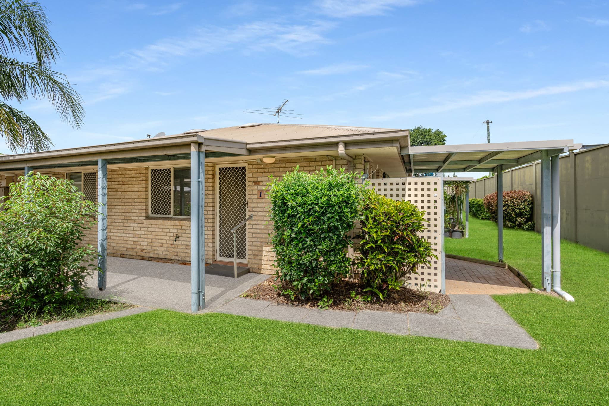 1/12-14 Yeates Crescent, Meadowbrook, Meadowbrook — photo 1 of 5