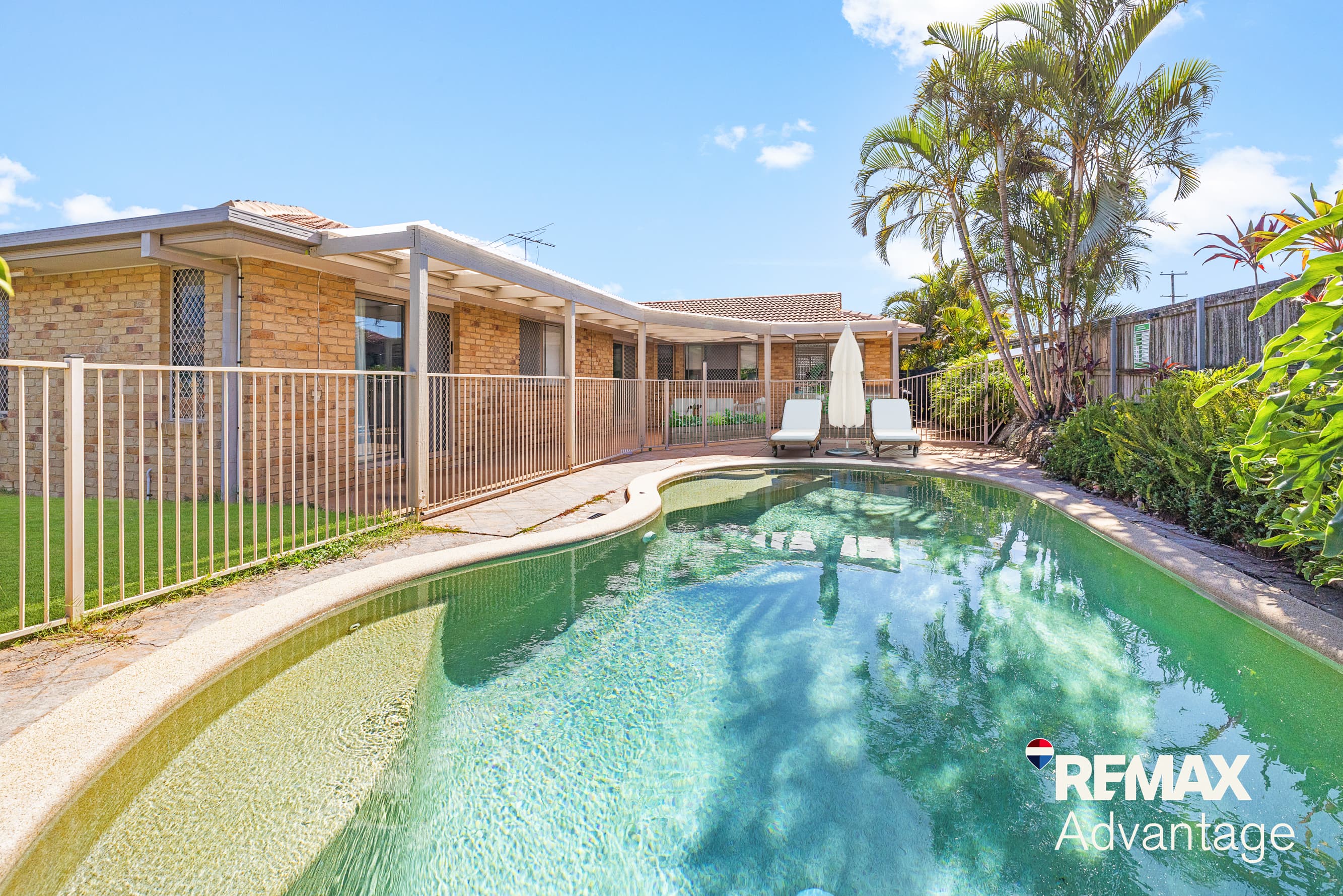 9 Moray Close, Manly West — photo 1 of 5