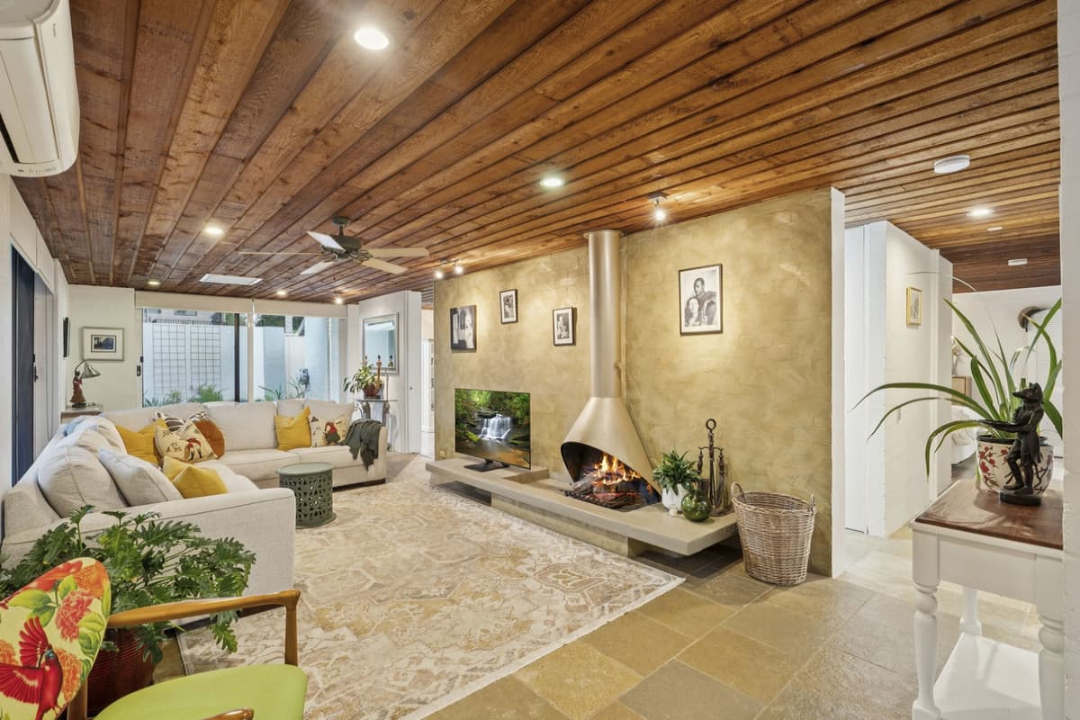 9 Lergessner Street, Biggera Waters - Image 1