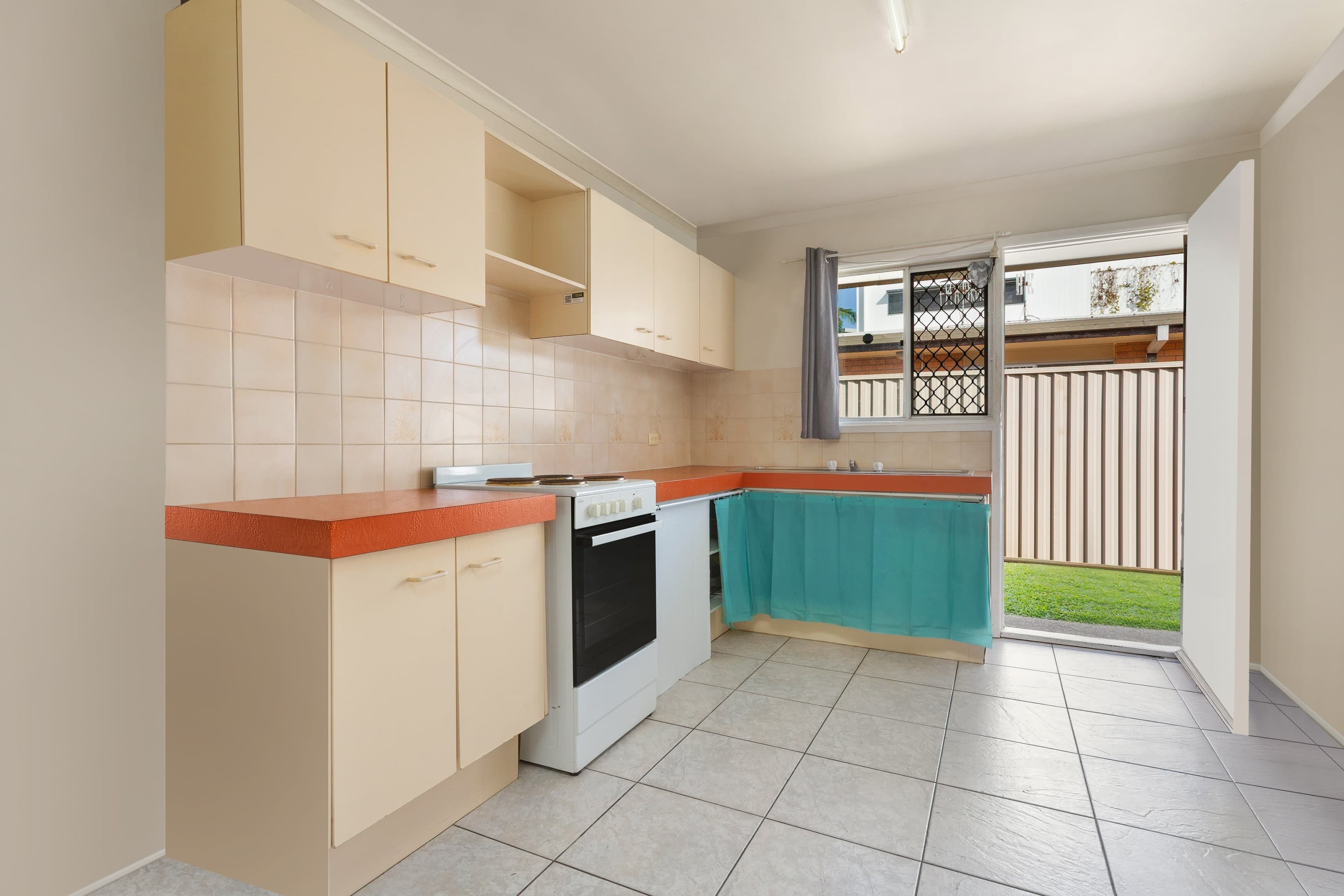 2/9 Molucca Avenue, Palm Beach - Image 1