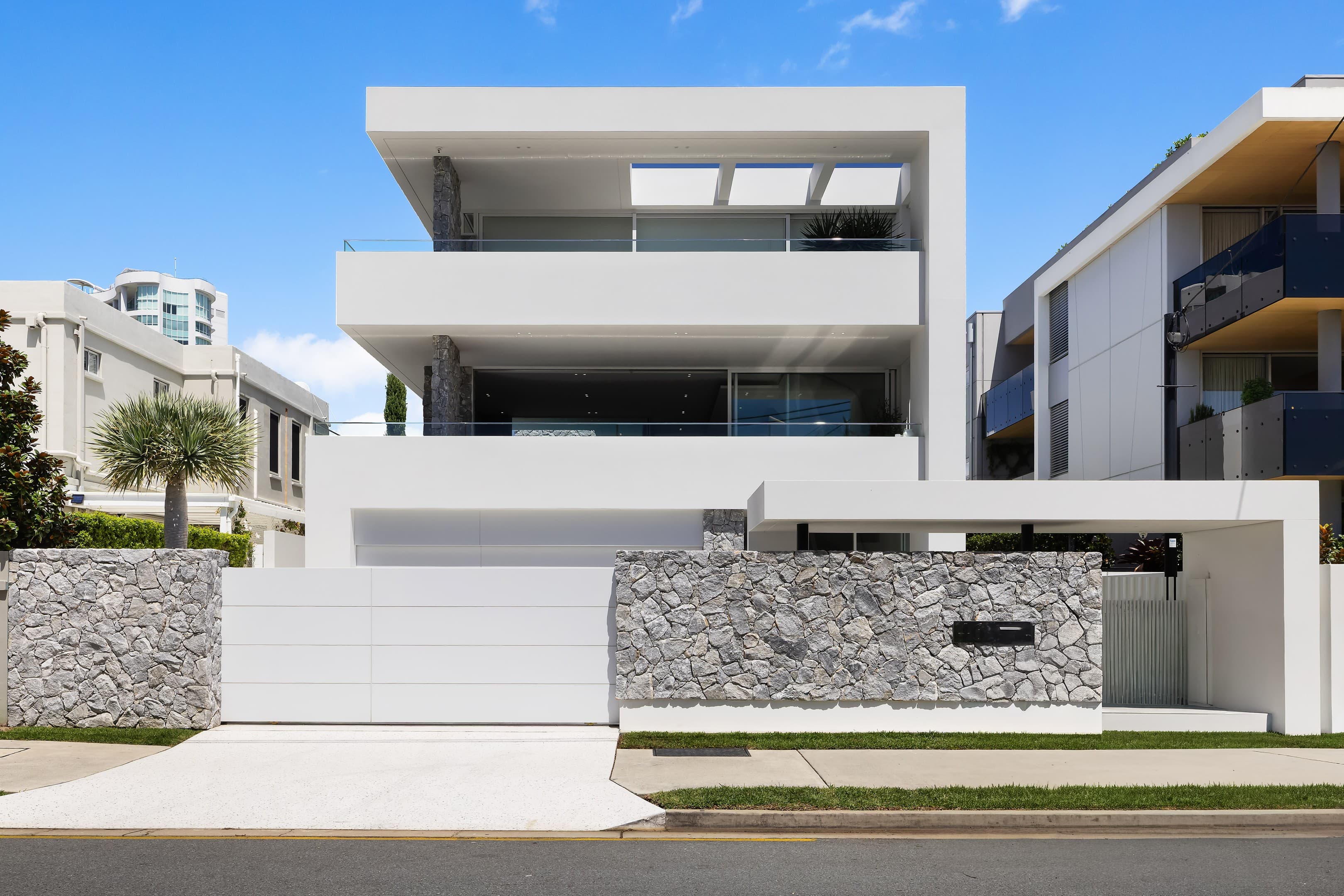 46 Woodroffe Avenue, Main Beach - Image 1