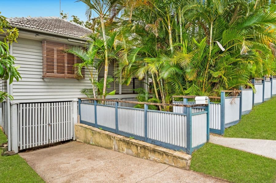 98 Nursery Rd, Holland Park West, Holland Park West — photo 1 of 5