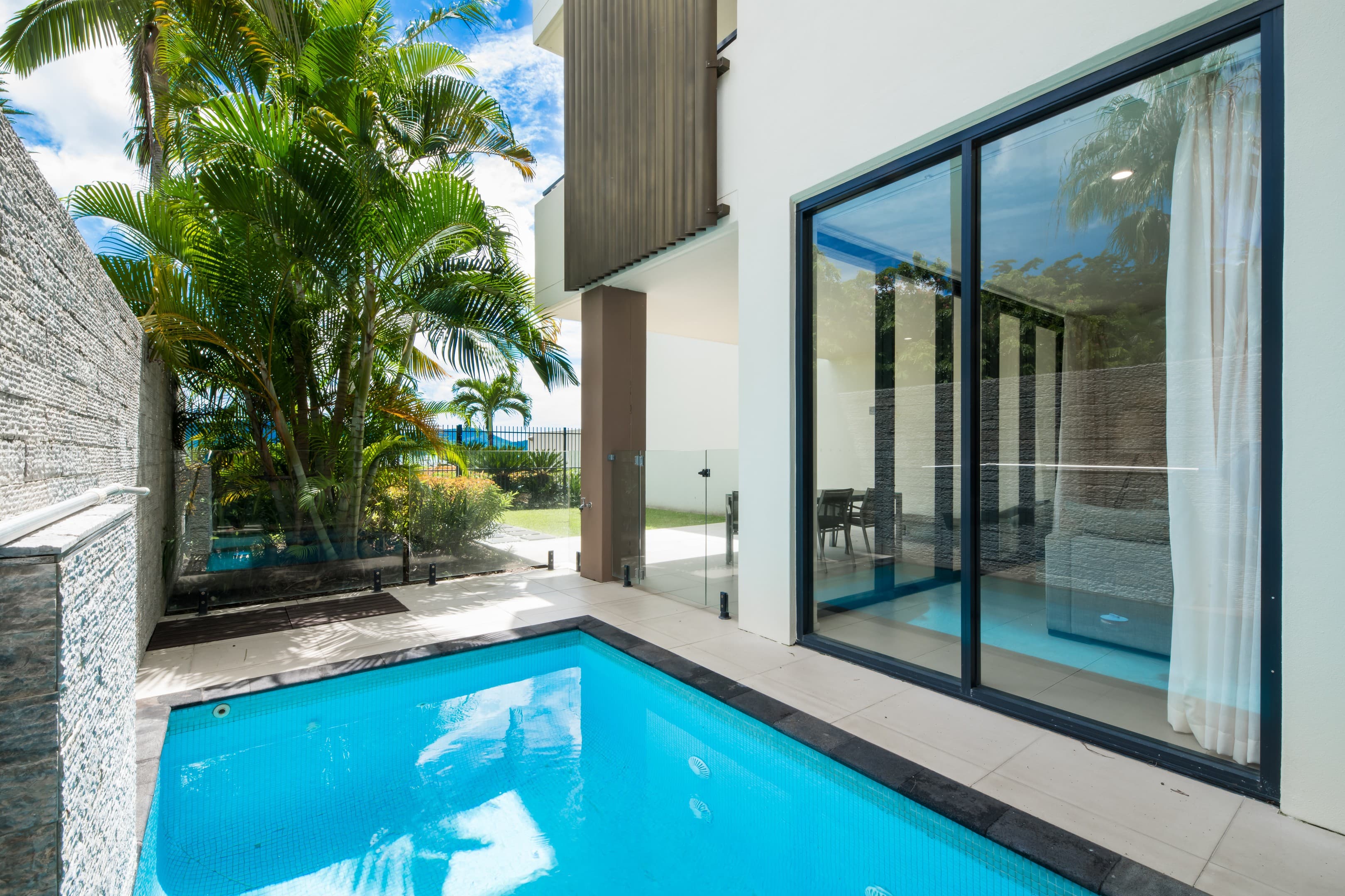 2/11 Altmann Avenue, Cannonvale — photo 1 of 5