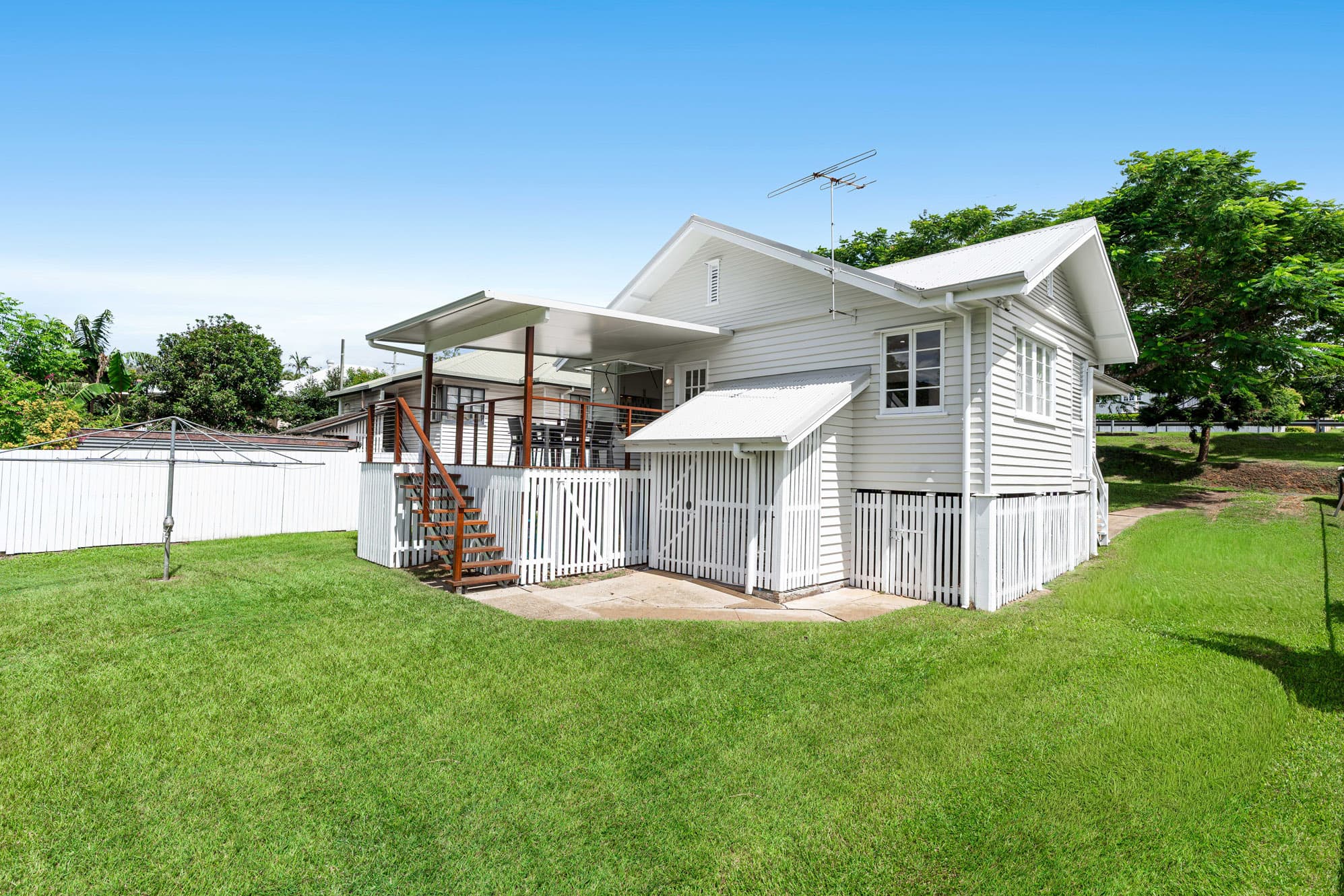 1104 Logan Road, Holland Park West