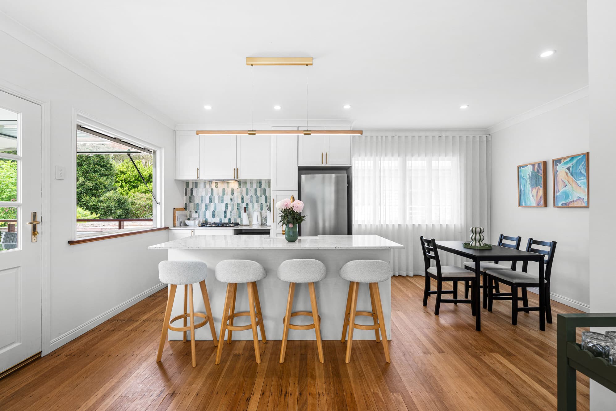 1104 Logan Road, Holland Park West - Image 1