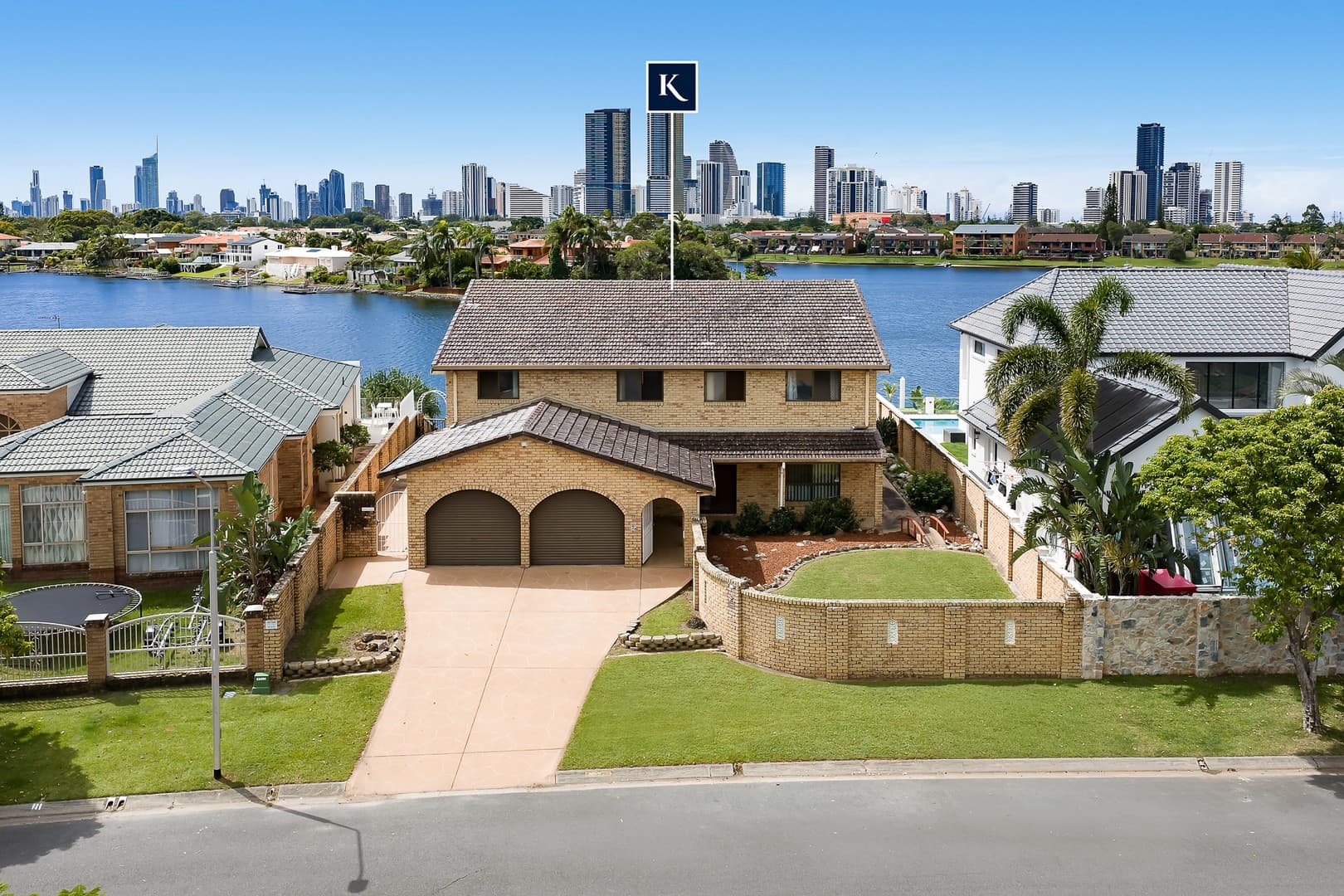 33 Intrepid Drive, Mermaid Waters — photo 1 of 5