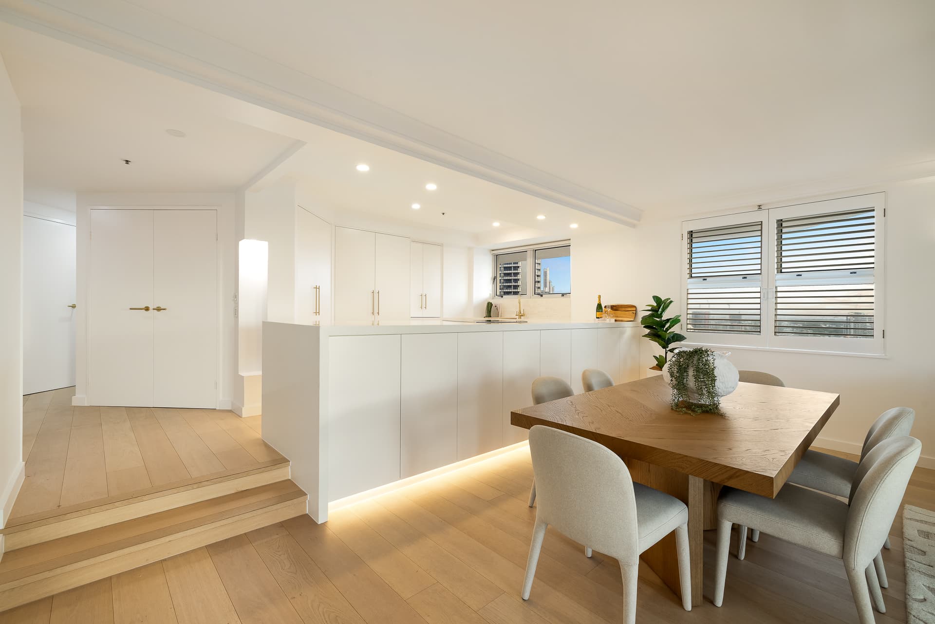 92/12 Commodore Drive, Paradise Waters — photo 1 of 5