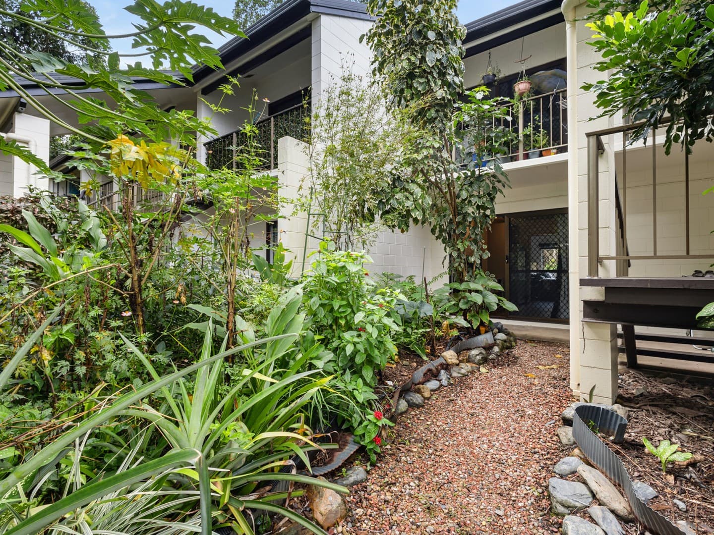 6/4 McPherson Close, Edge Hill — photo 1 of 5