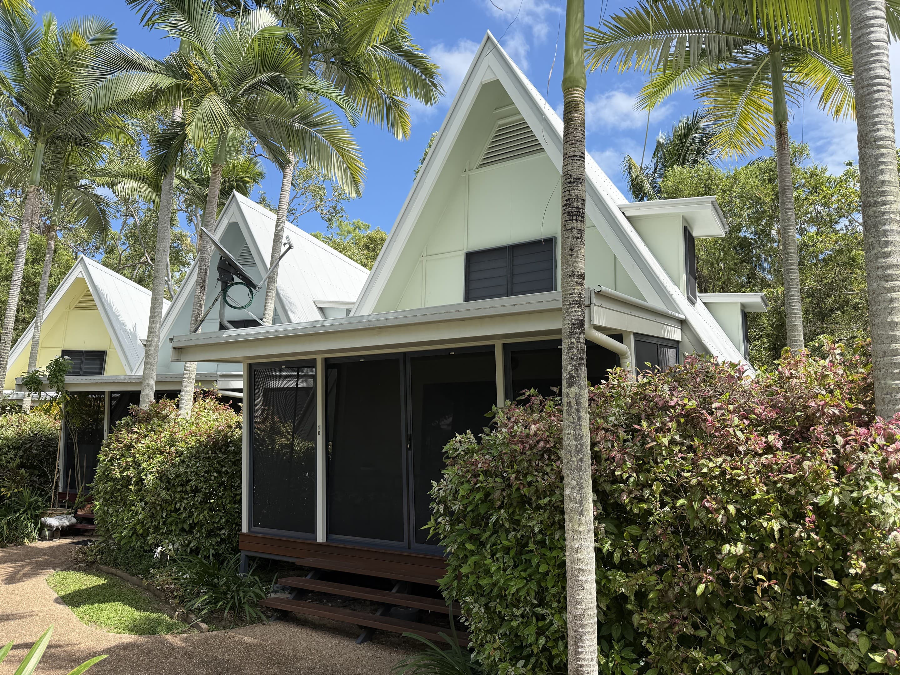 10/42 Yates Street 'Canopy', Nelly Bay — photo 1 of 5