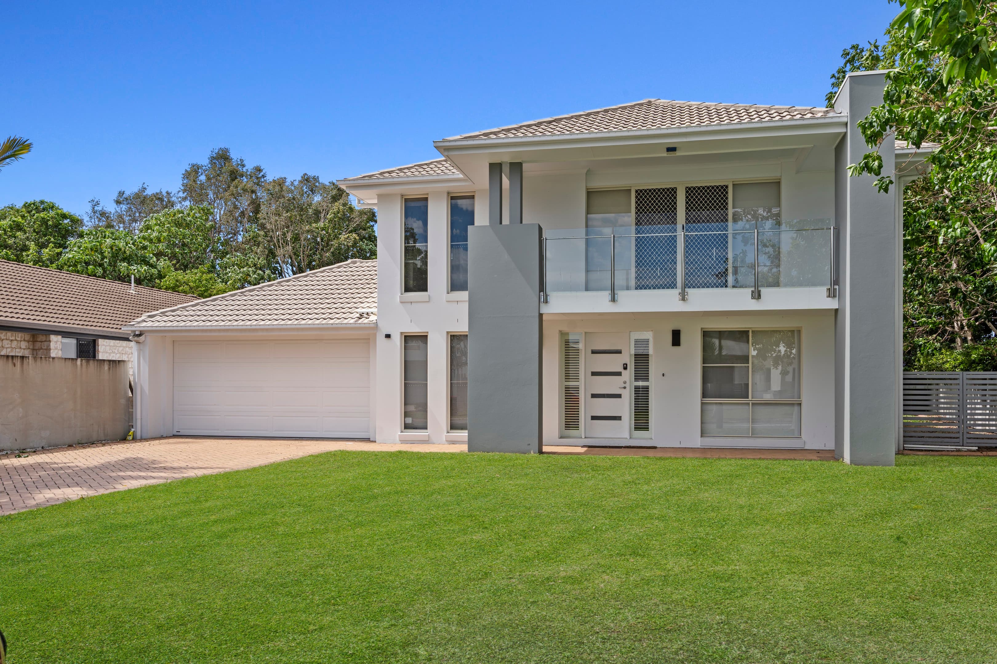 33 East Quay Drive, Biggera Waters — photo 1 of 5