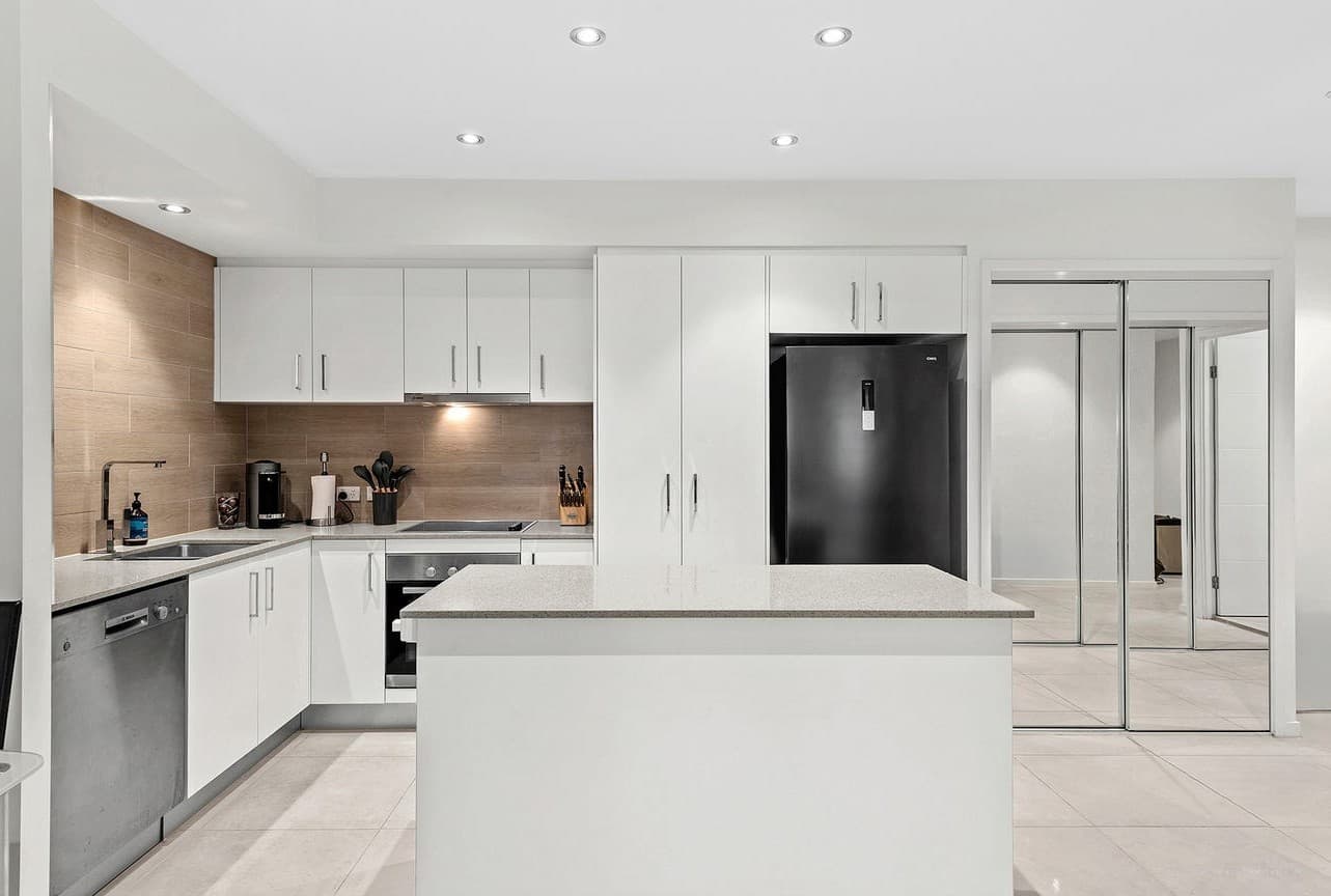 8/2 Little Bennett Street, Norman Park - Image 1