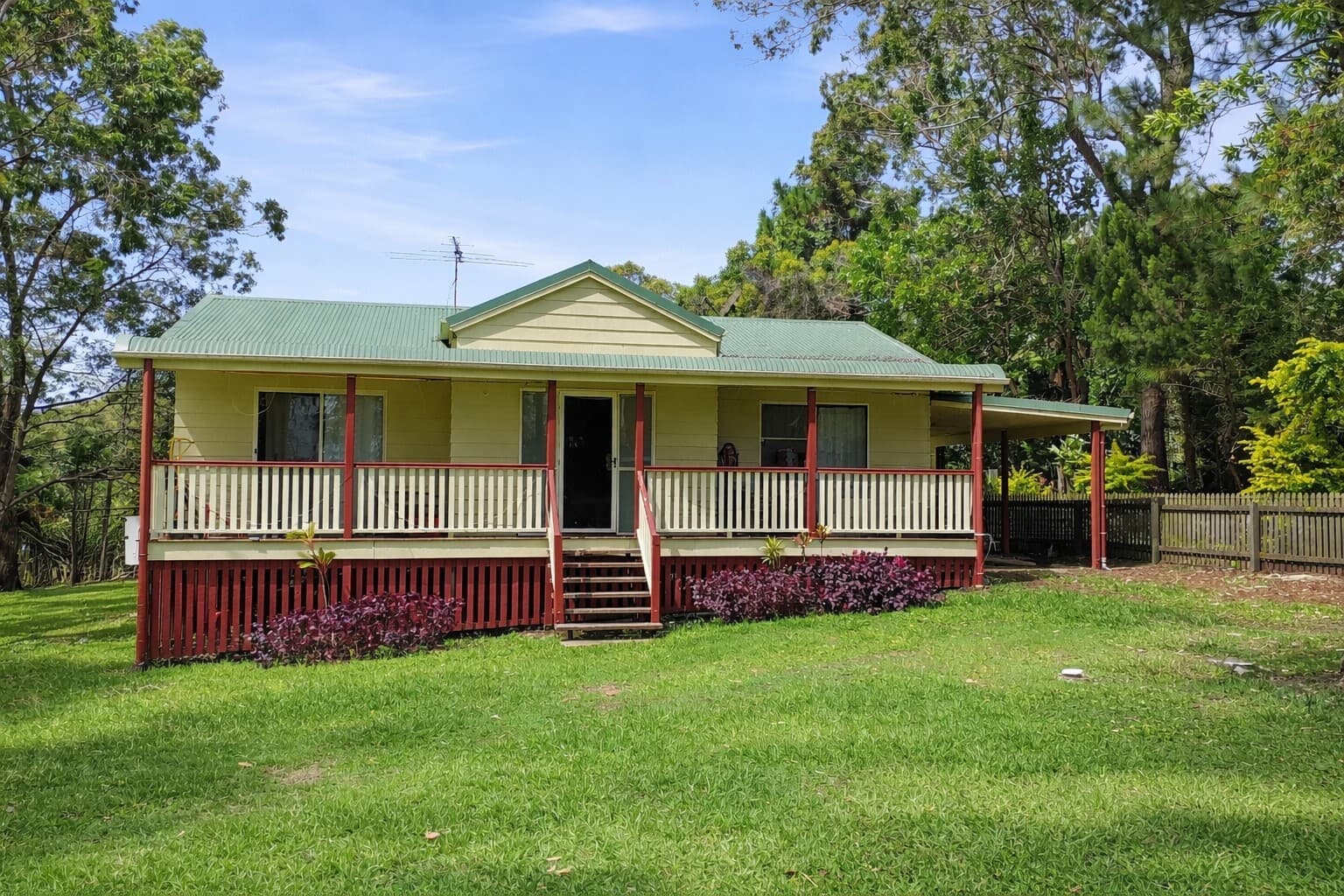 22 Allambie Street, Macleay Island - Image 1