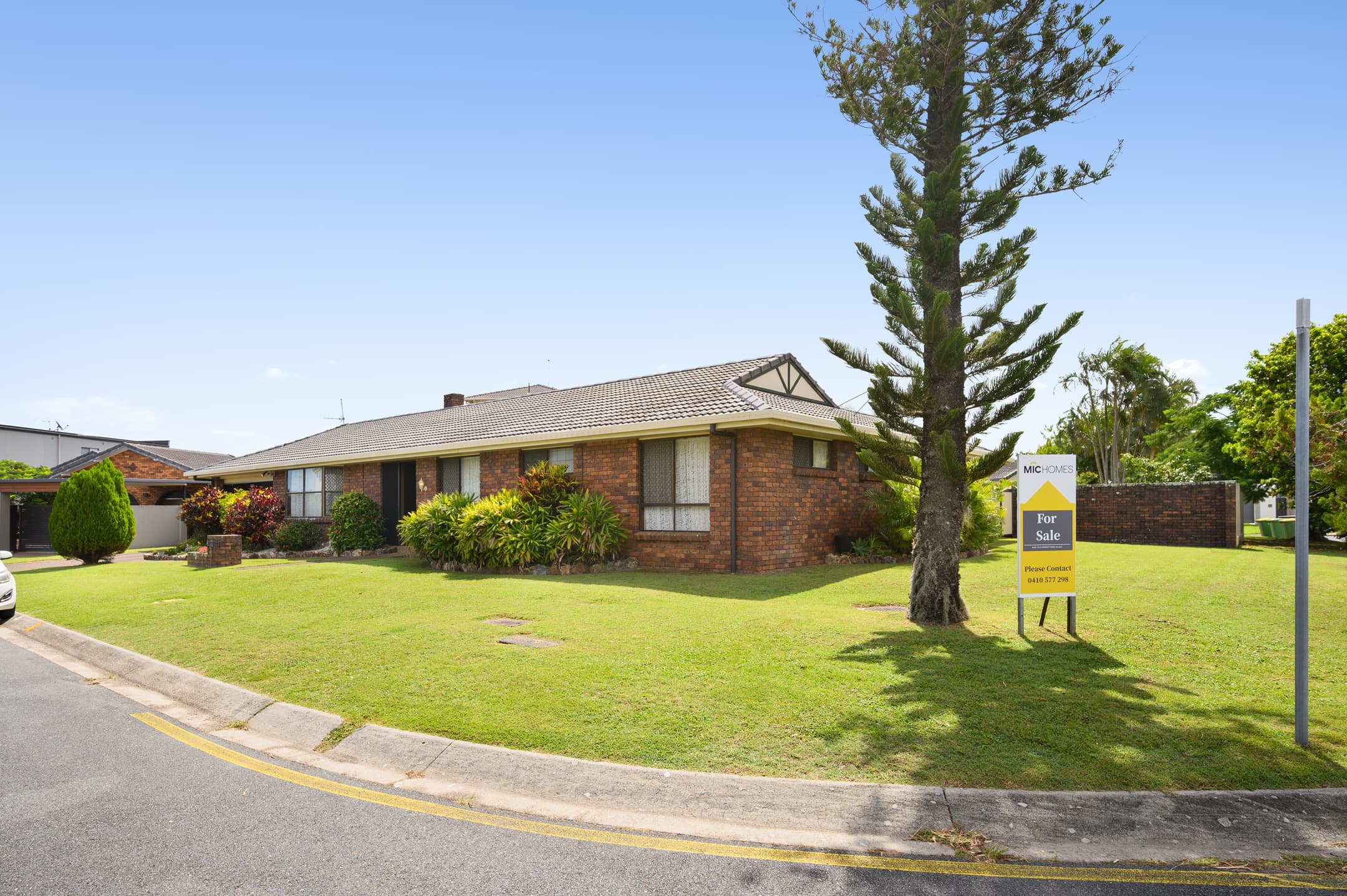2 Aroa Court, Runaway Bay, Runaway Bay — photo 1 of 5