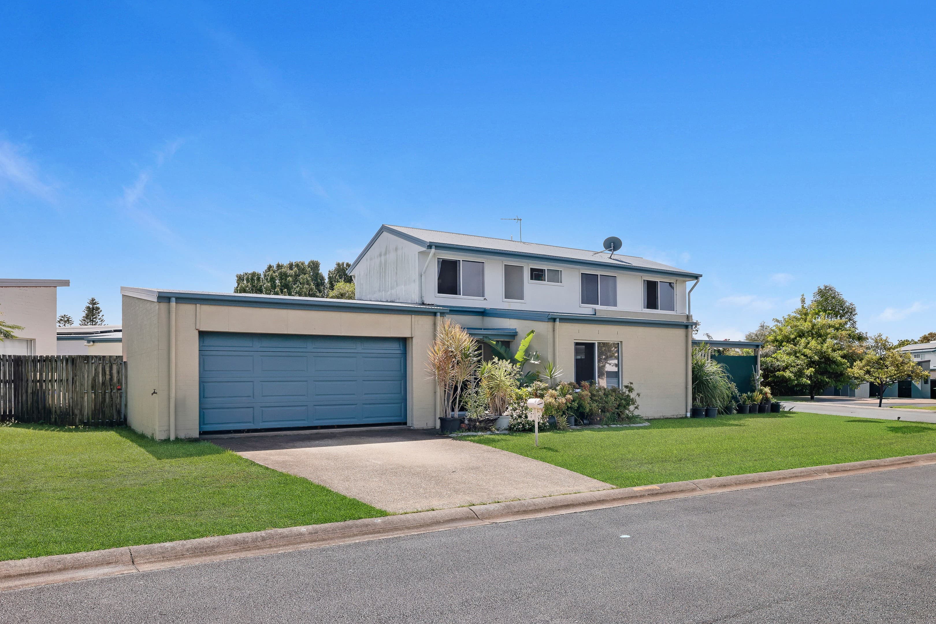 4 Ridgewood Close, Pacific Pines, Pacific Pines sold property photo