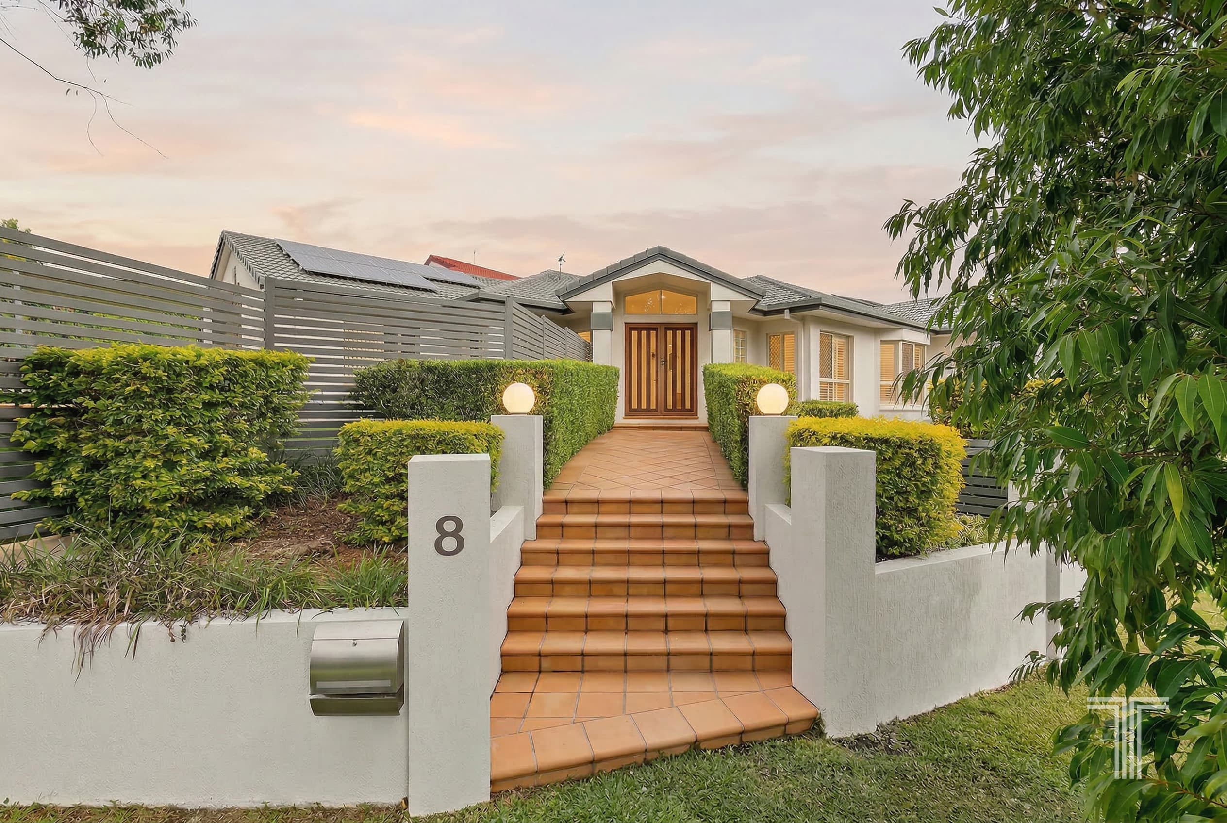 8 Barnstos Place, Carindale, Carindale — photo 1 of 6