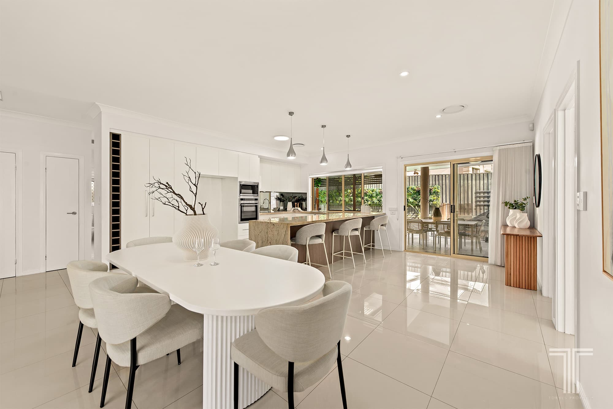 8 Barnstos Place, Carindale - Image 1