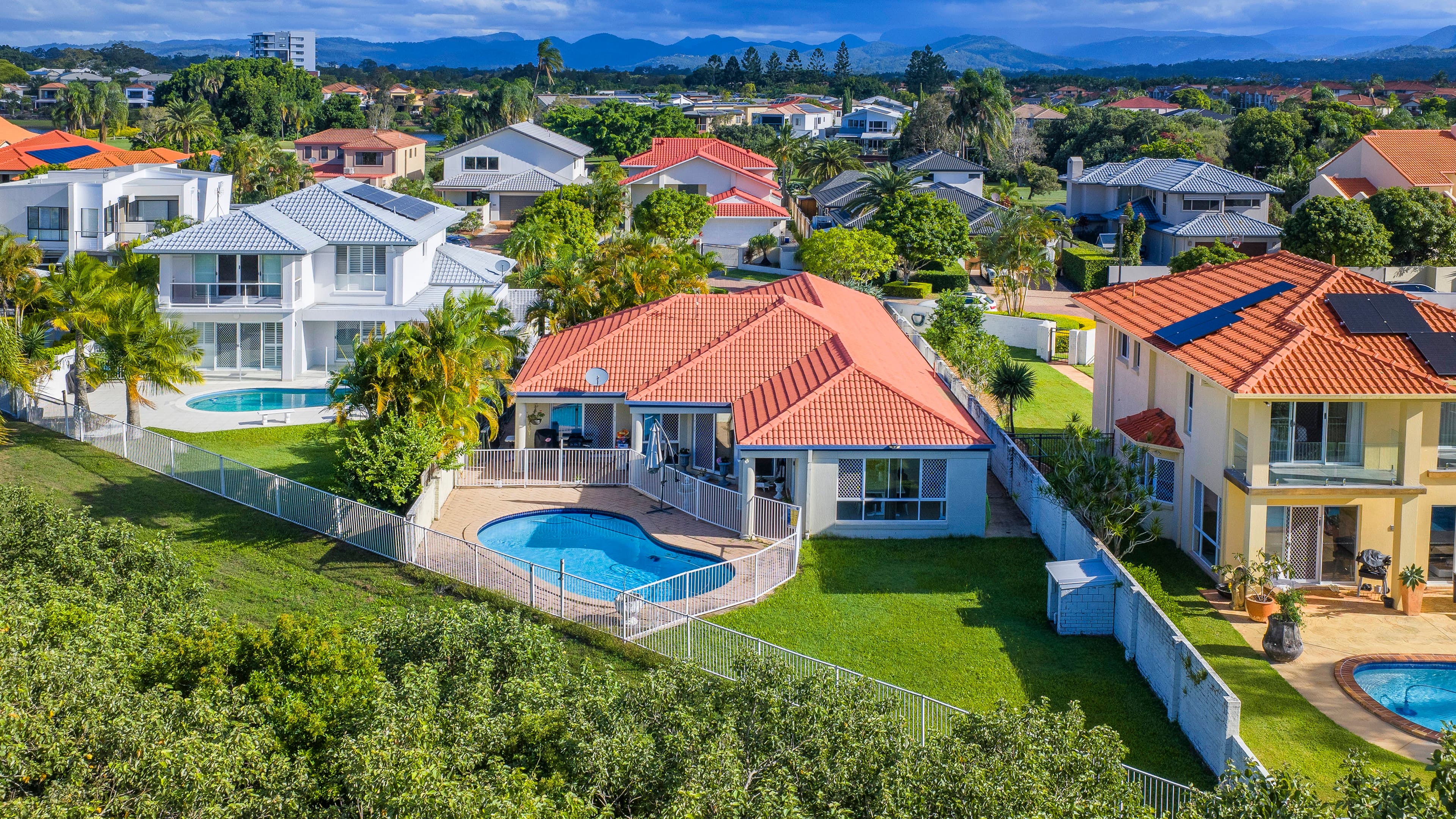 18 Meadowlake Drive, Carrara - Image 1