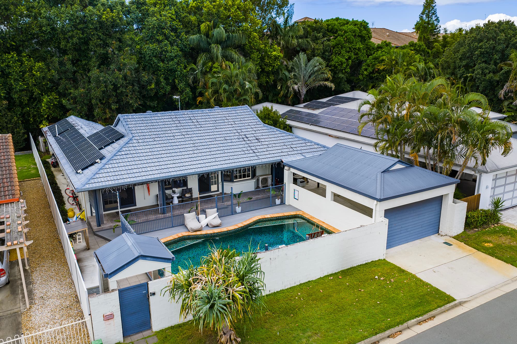 7 Dame Patti Avenue, Mermaid Waters — photo 1 of 5