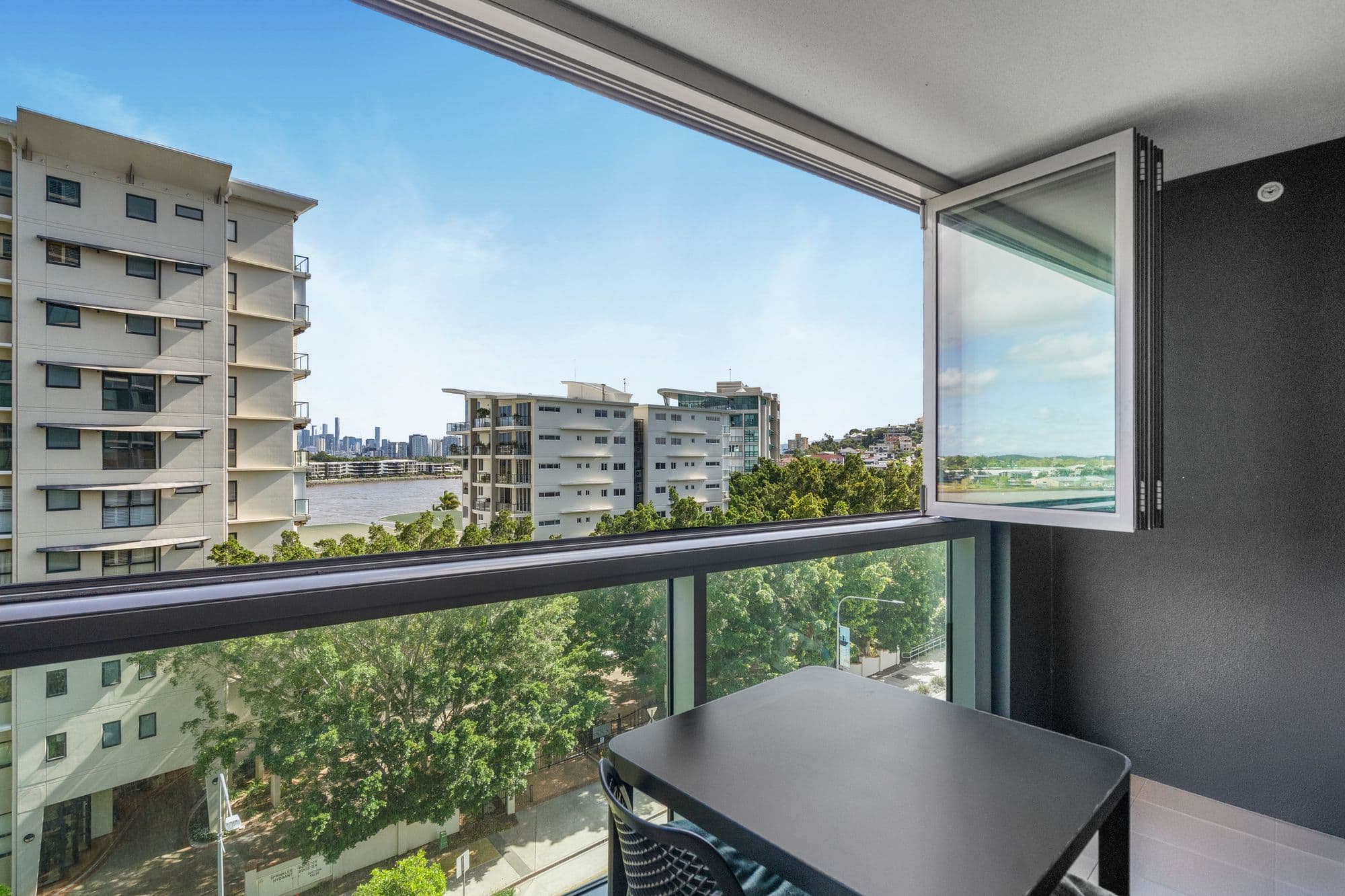10612/8 Harbour Road, Hamilton