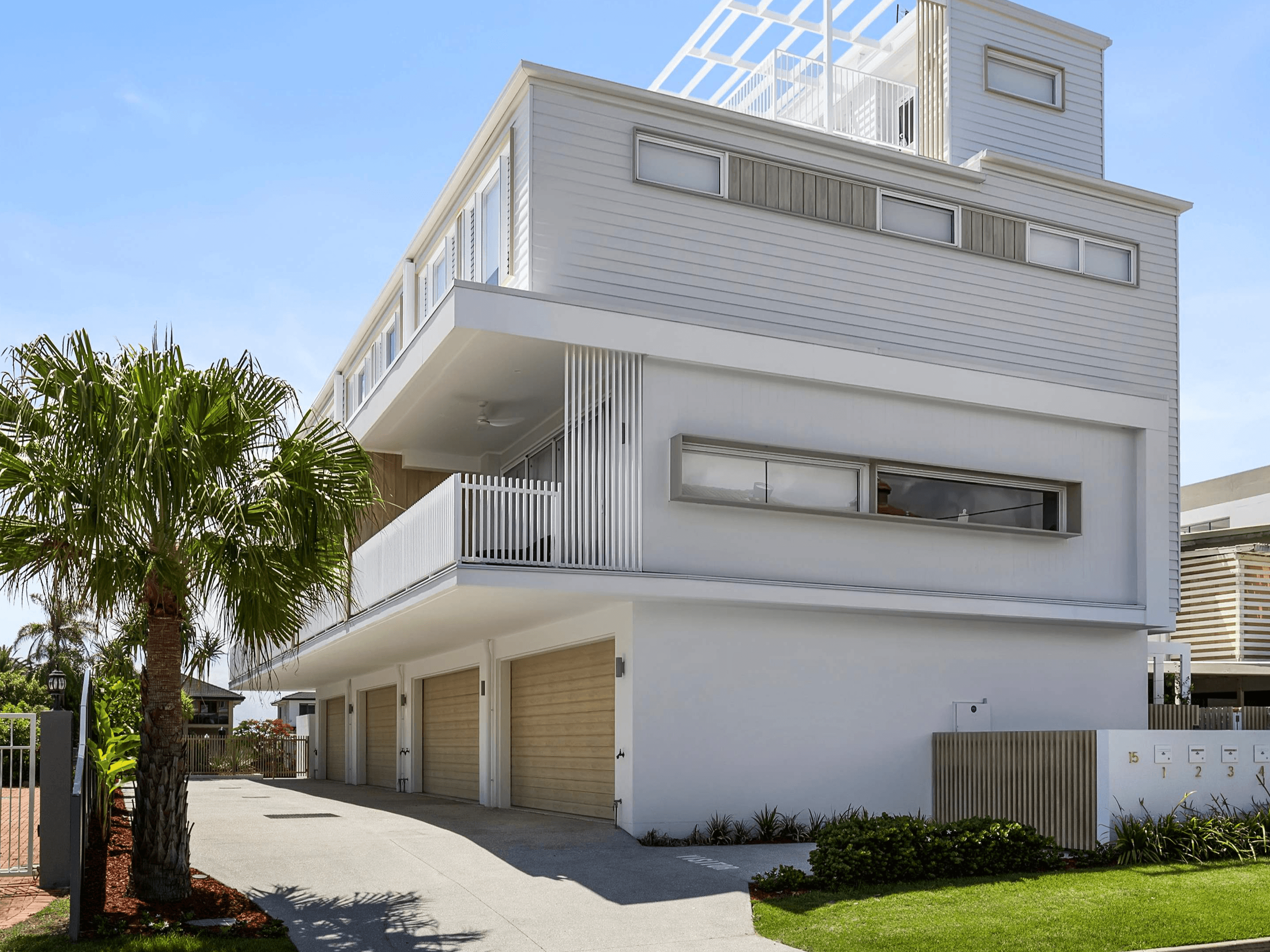 1/15 Canal Avenue, Runaway Bay — photo 1 of 5