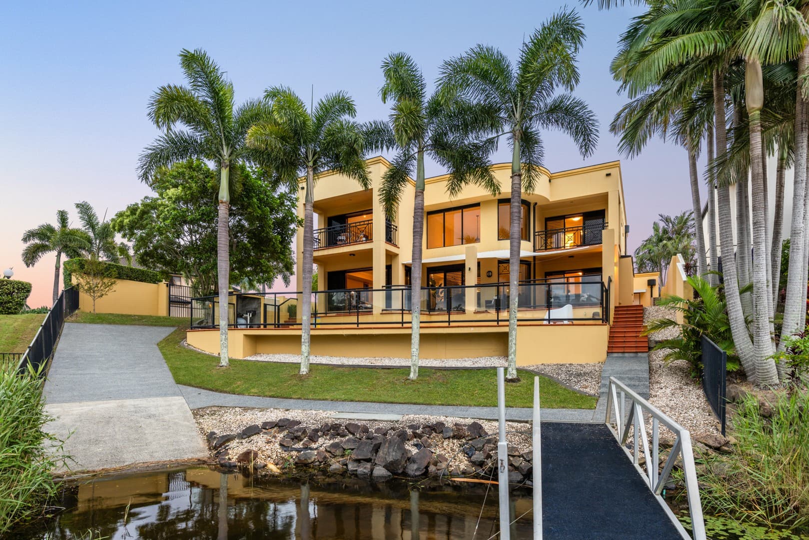 34 Clear Water Bay Avenue, Clear Island Waters - Image 1