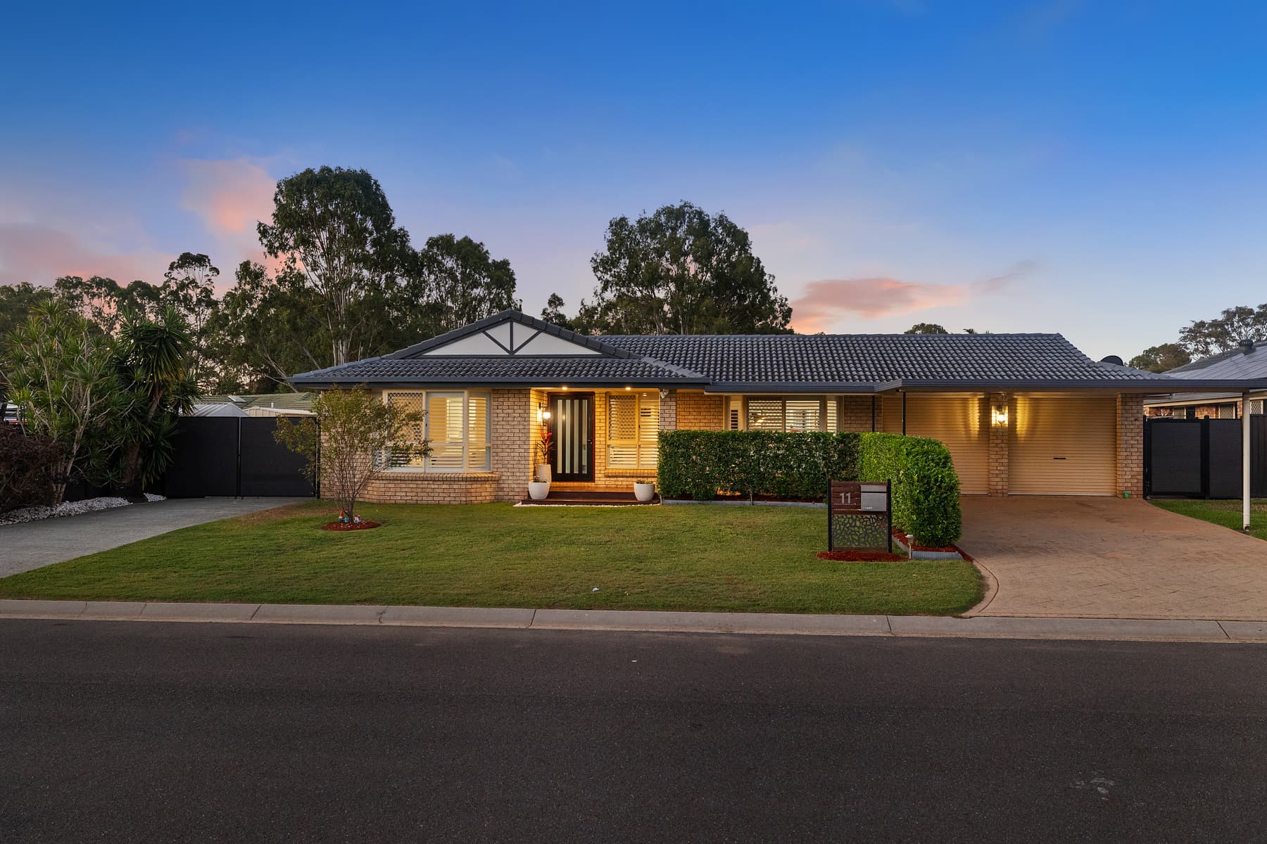 11 Carisbrooke Court, Birkdale - Image 1