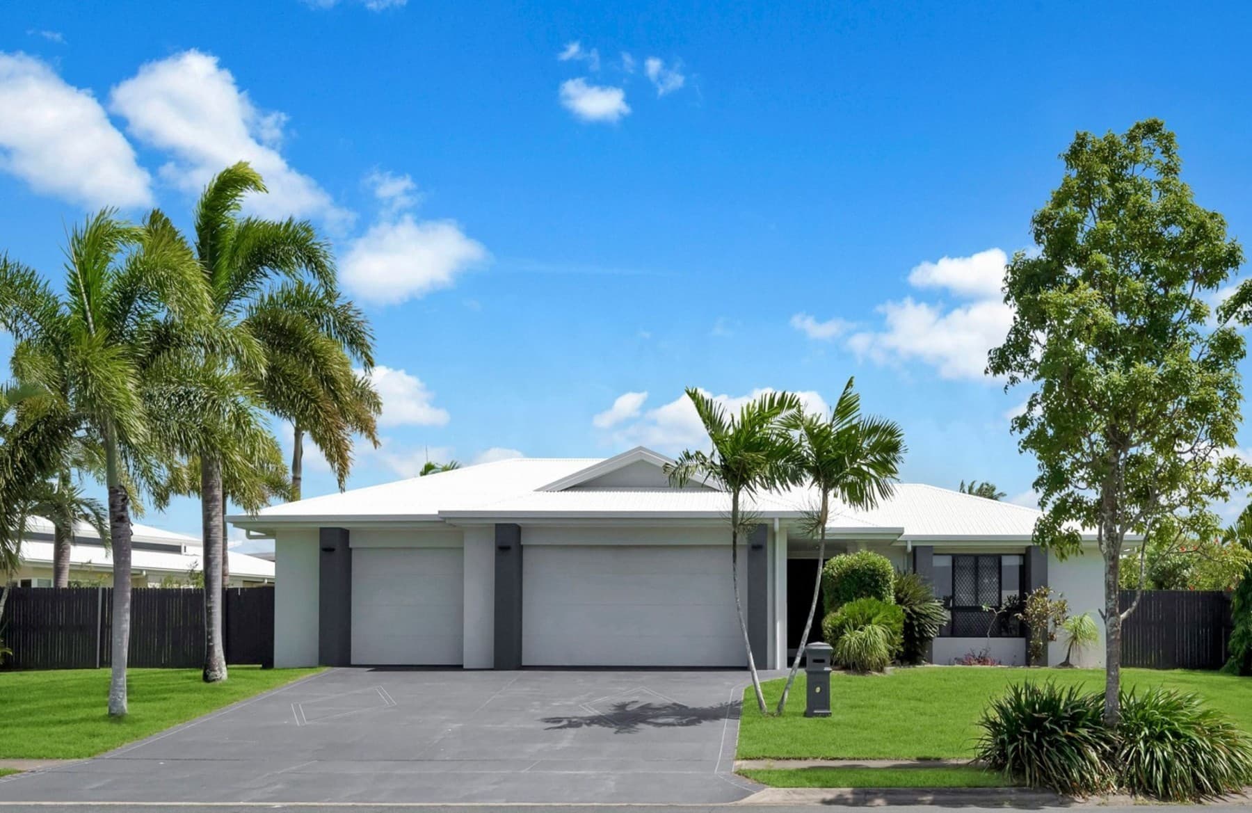 11 Royal Boulevard, Glenella — photo 1 of 5
