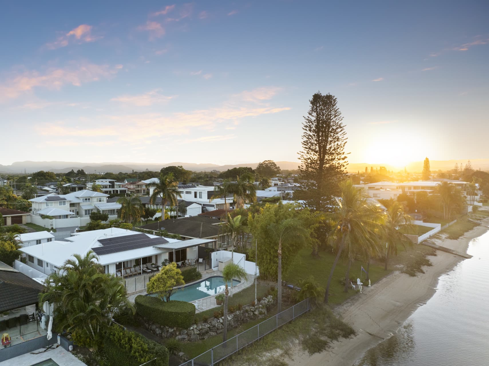 17 Park Avenue, Broadbeach Waters — photo 1 of 5