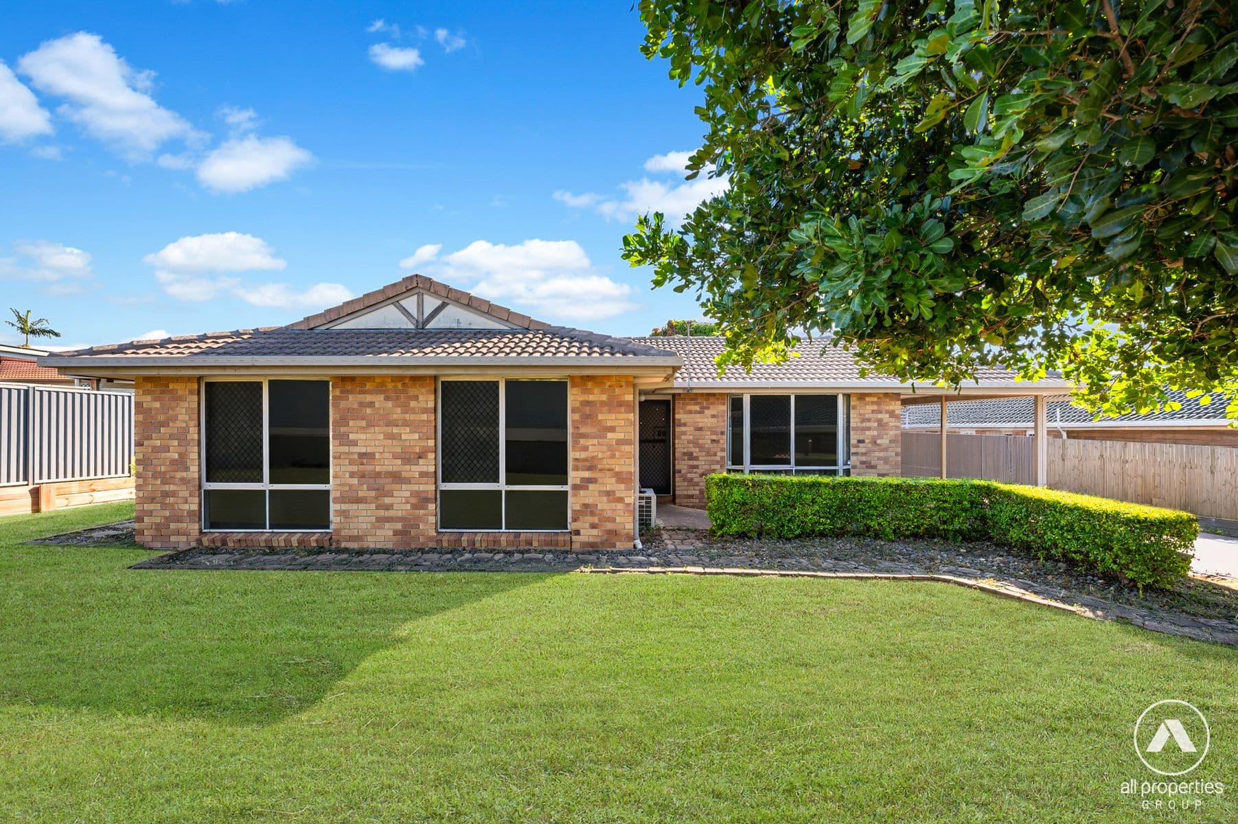 15 Mooloolah Court, Hillcrest — photo 1 of 5
