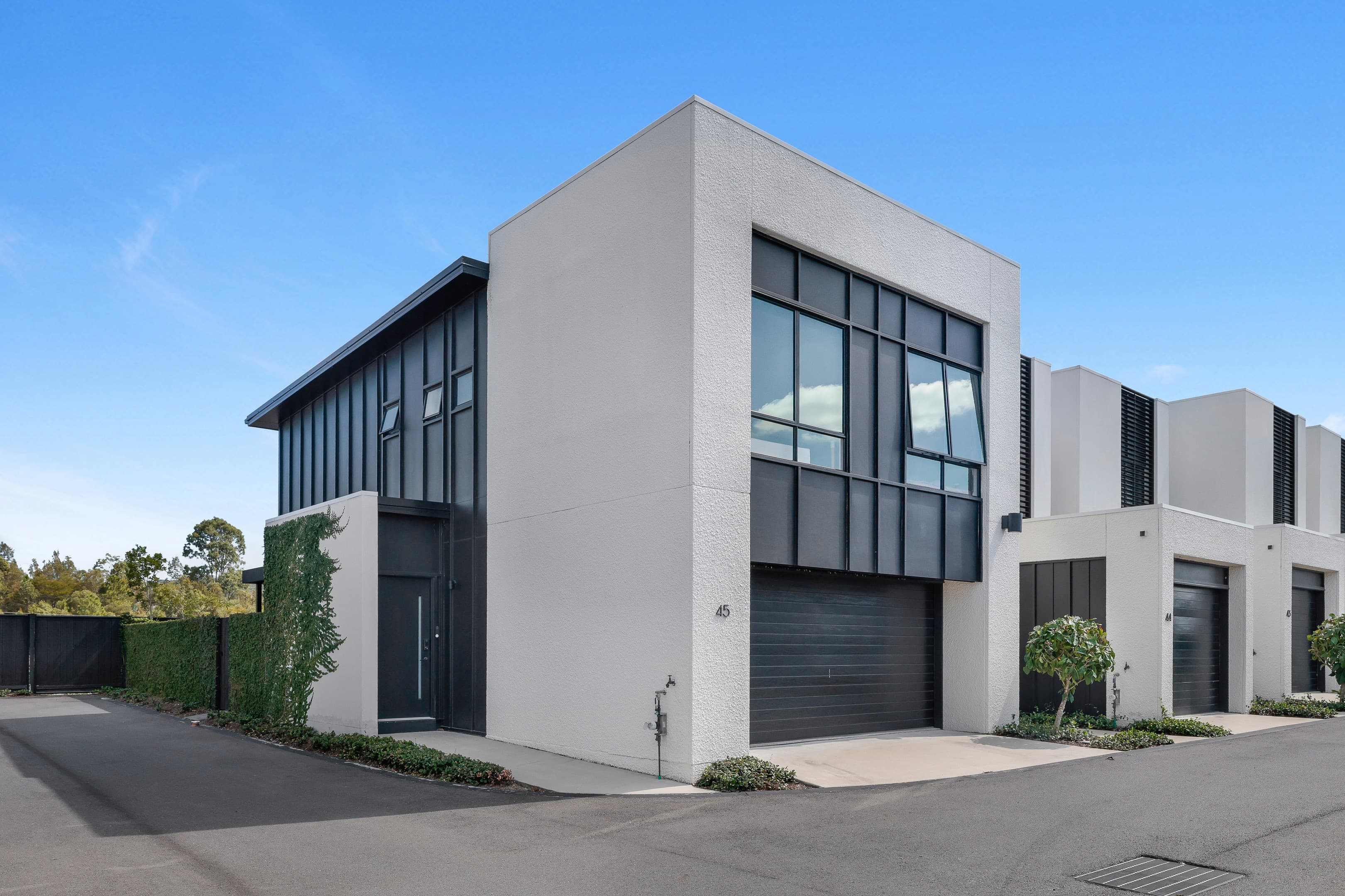 45/1 Citron Crescent, Helensvale — photo 1 of 5