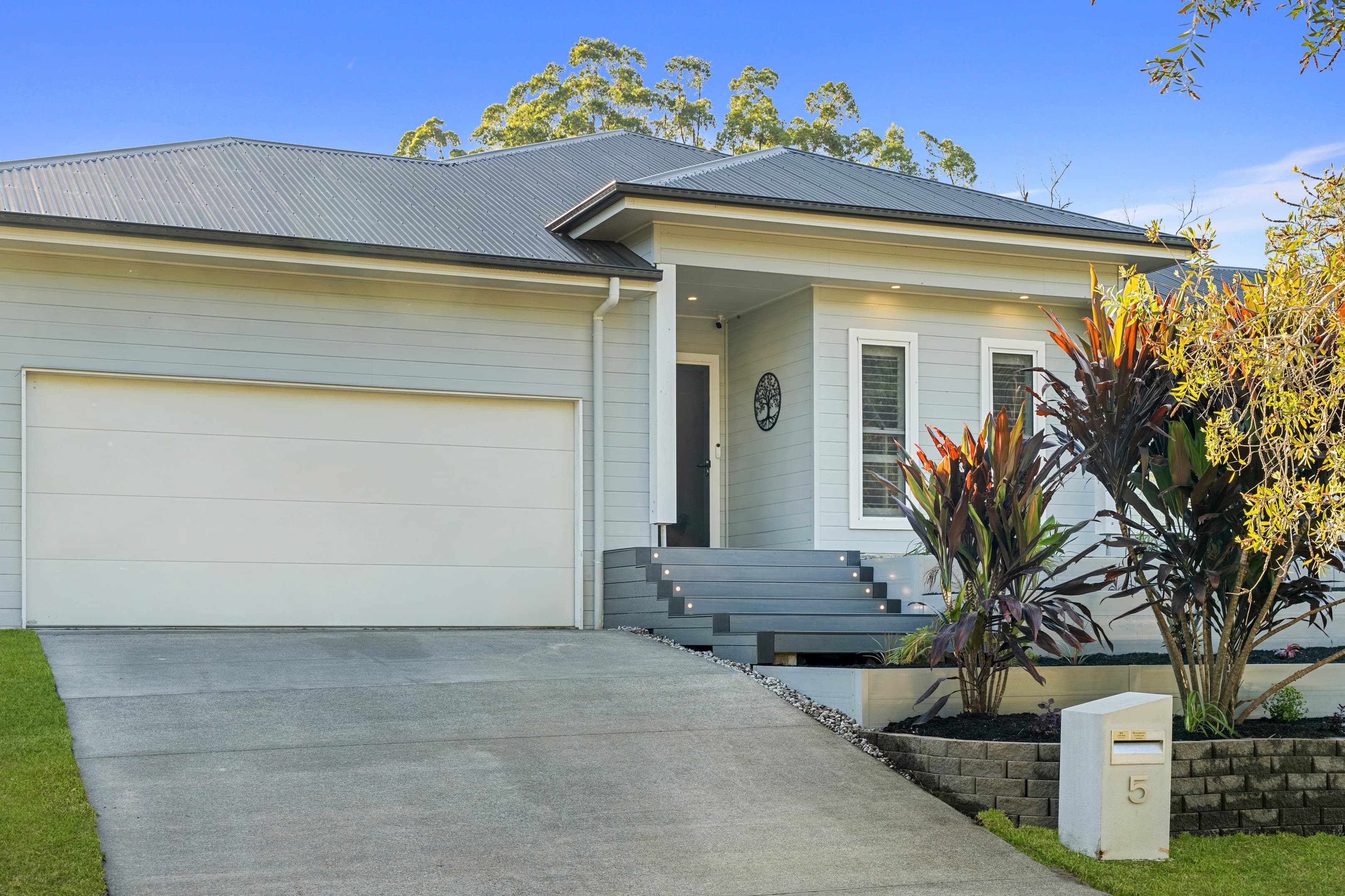 5 Eumeralla Crescent, Landsborough — photo 1 of 5