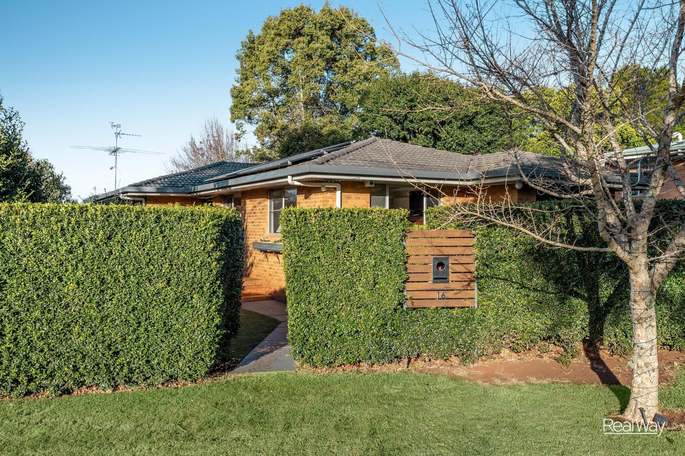 16 Talinga Street, Mount Lofty — photo 1 of 5
