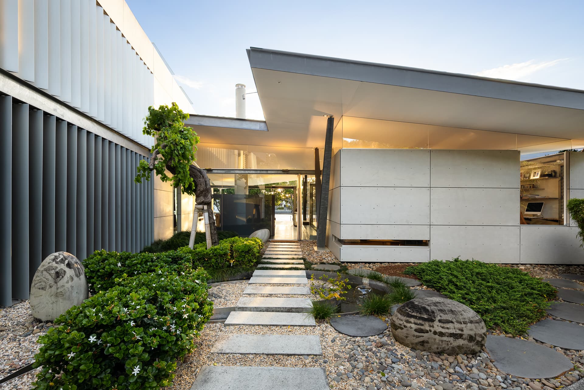305 Monaco Street, Broadbeach Waters — photo 1 of 5
