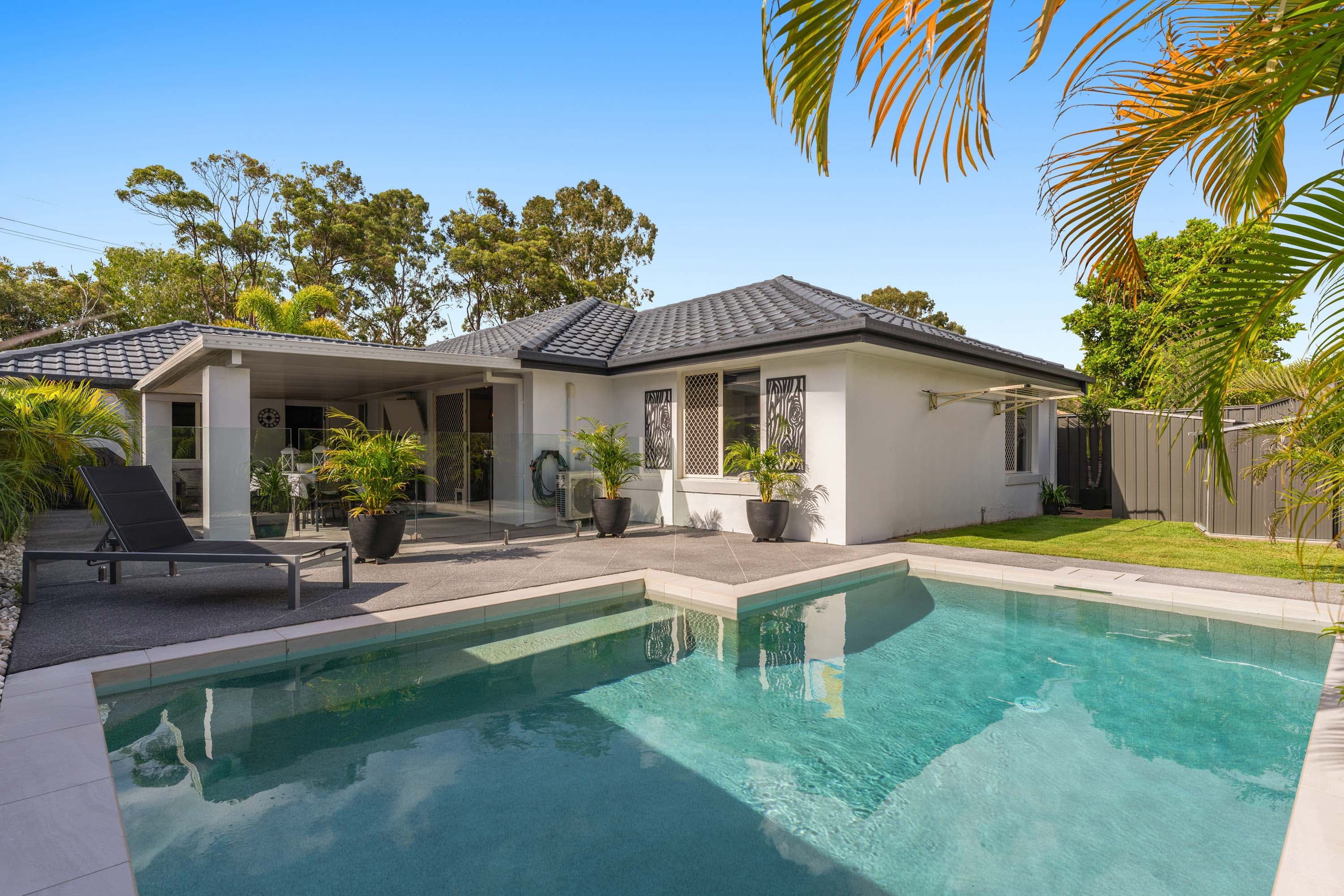 10 Stingray Crescent, Burleigh Waters — photo 1 of 5