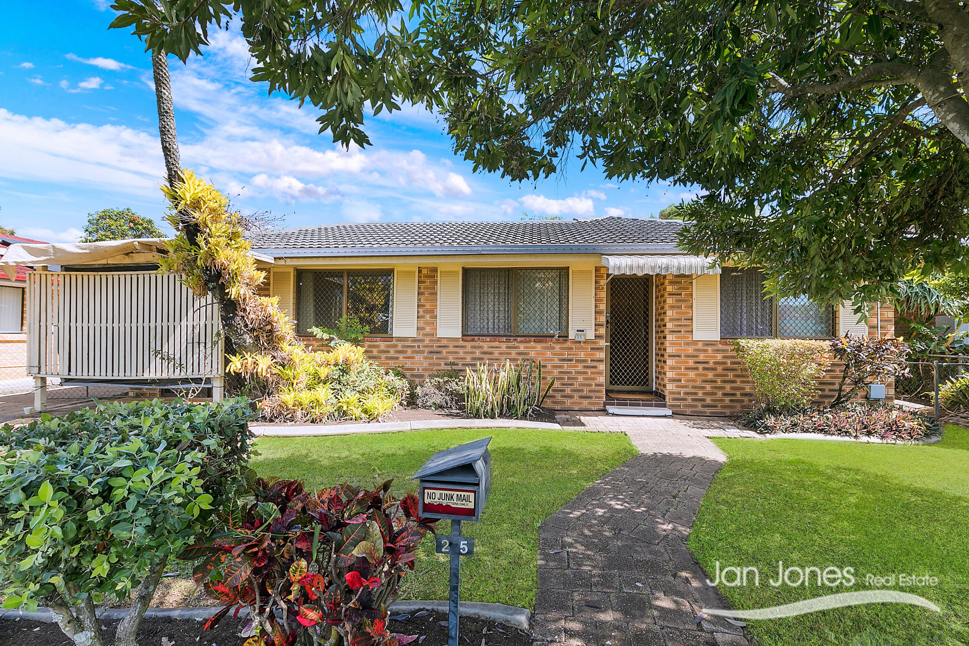 25 Andracia Street, Kallangur — photo 1 of 5