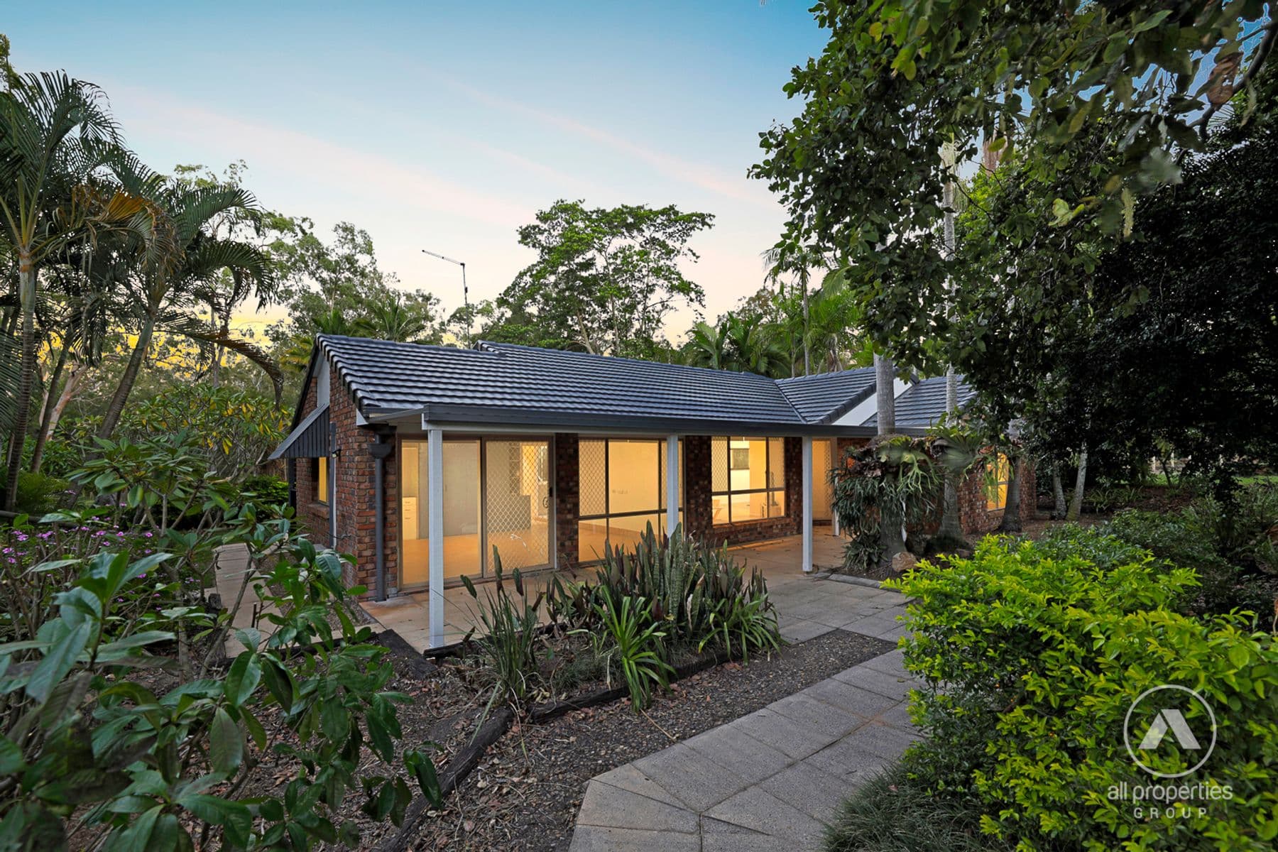 126-128 EILDON CLOSE, Munruben - Image 1