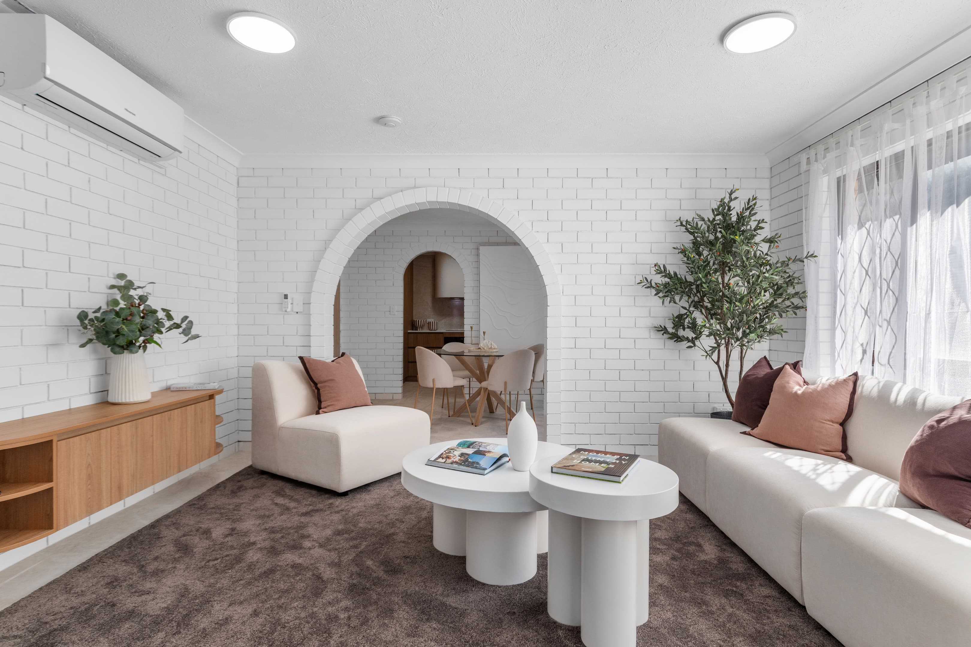 2/35 Chelsea Avenue, Broadbeach - Image 1