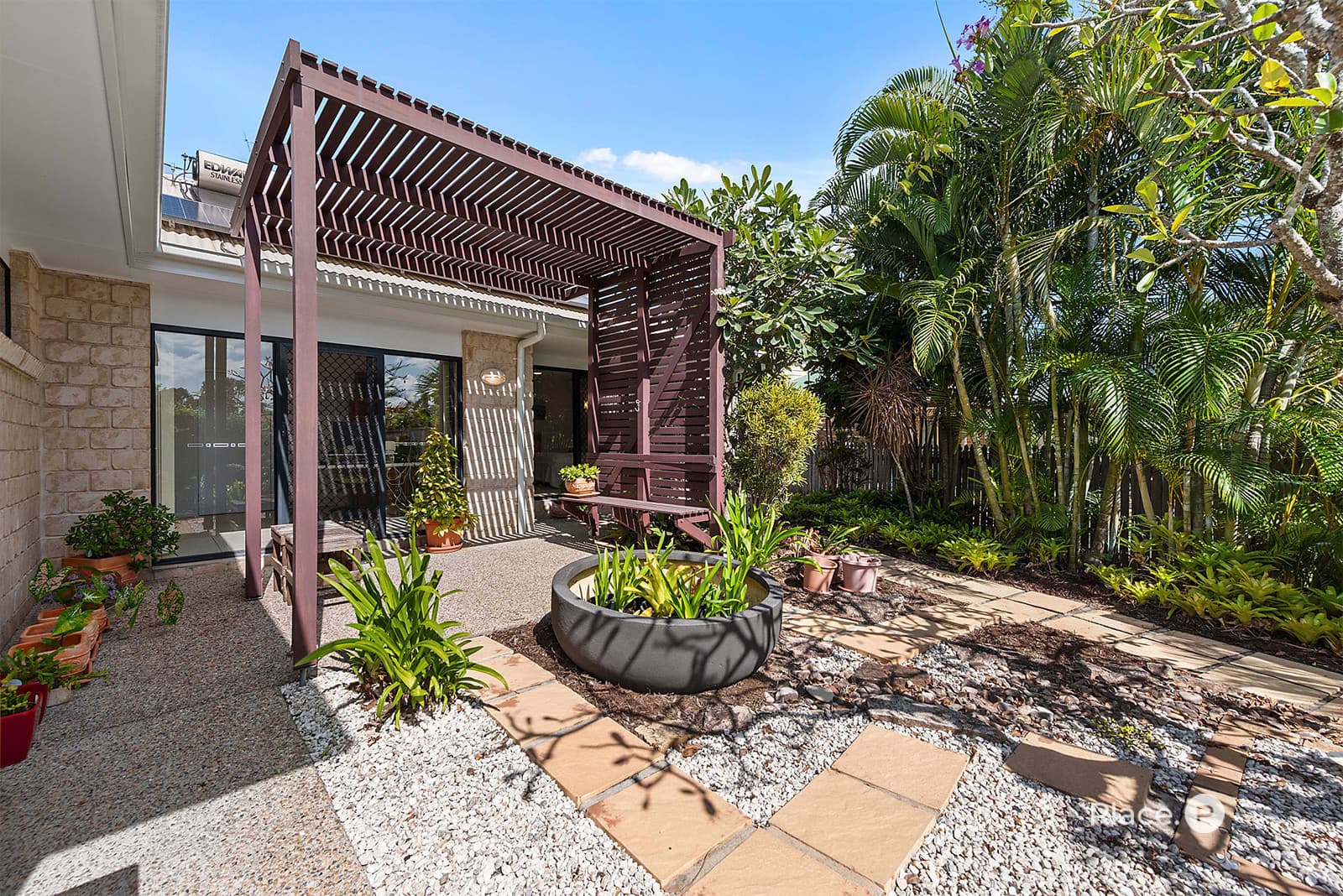 6 Tappin Court, Carindale — photo 1 of 5