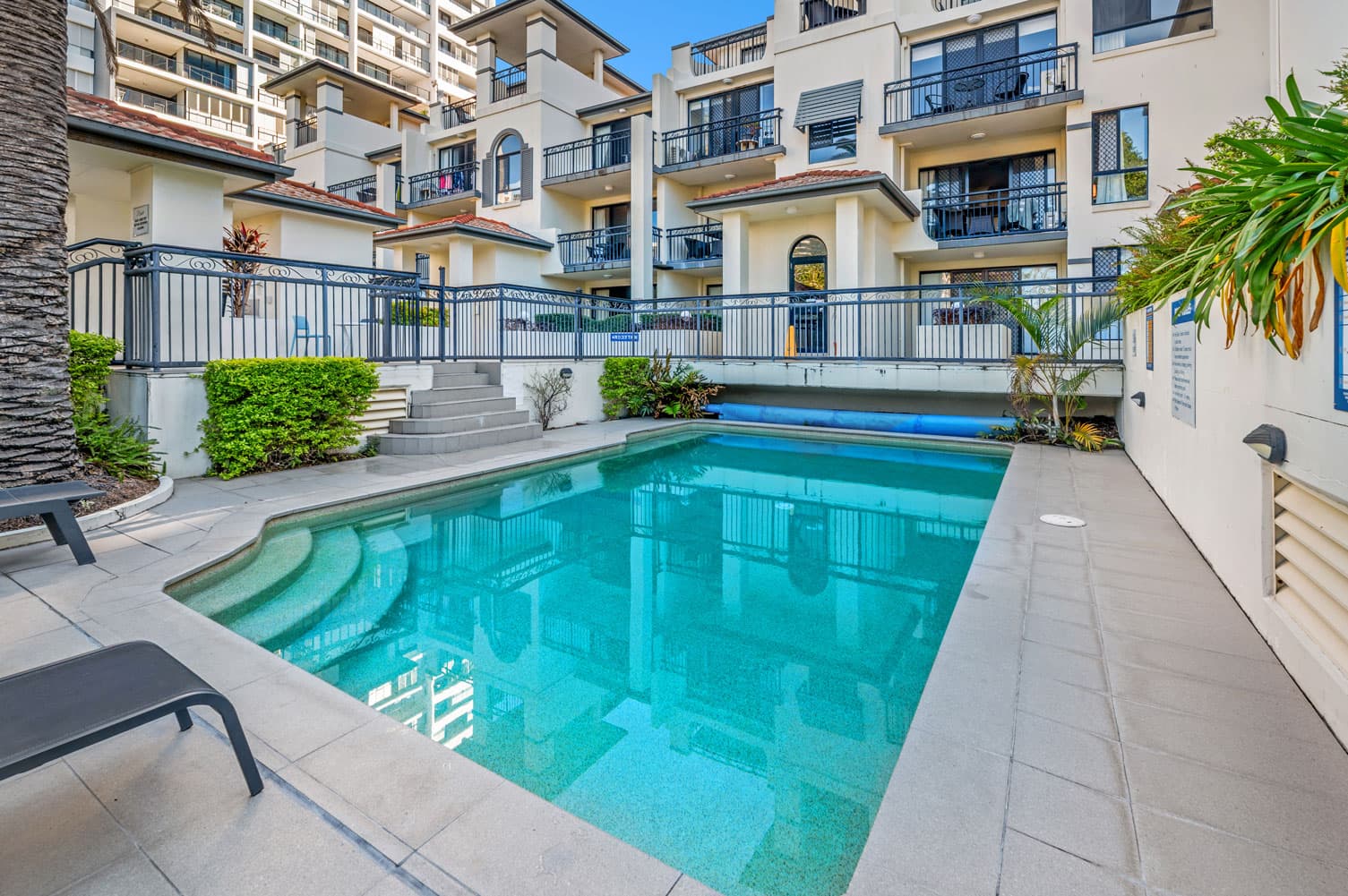 9/9-13 Margaret Avenue, Broadbeach - Image 1