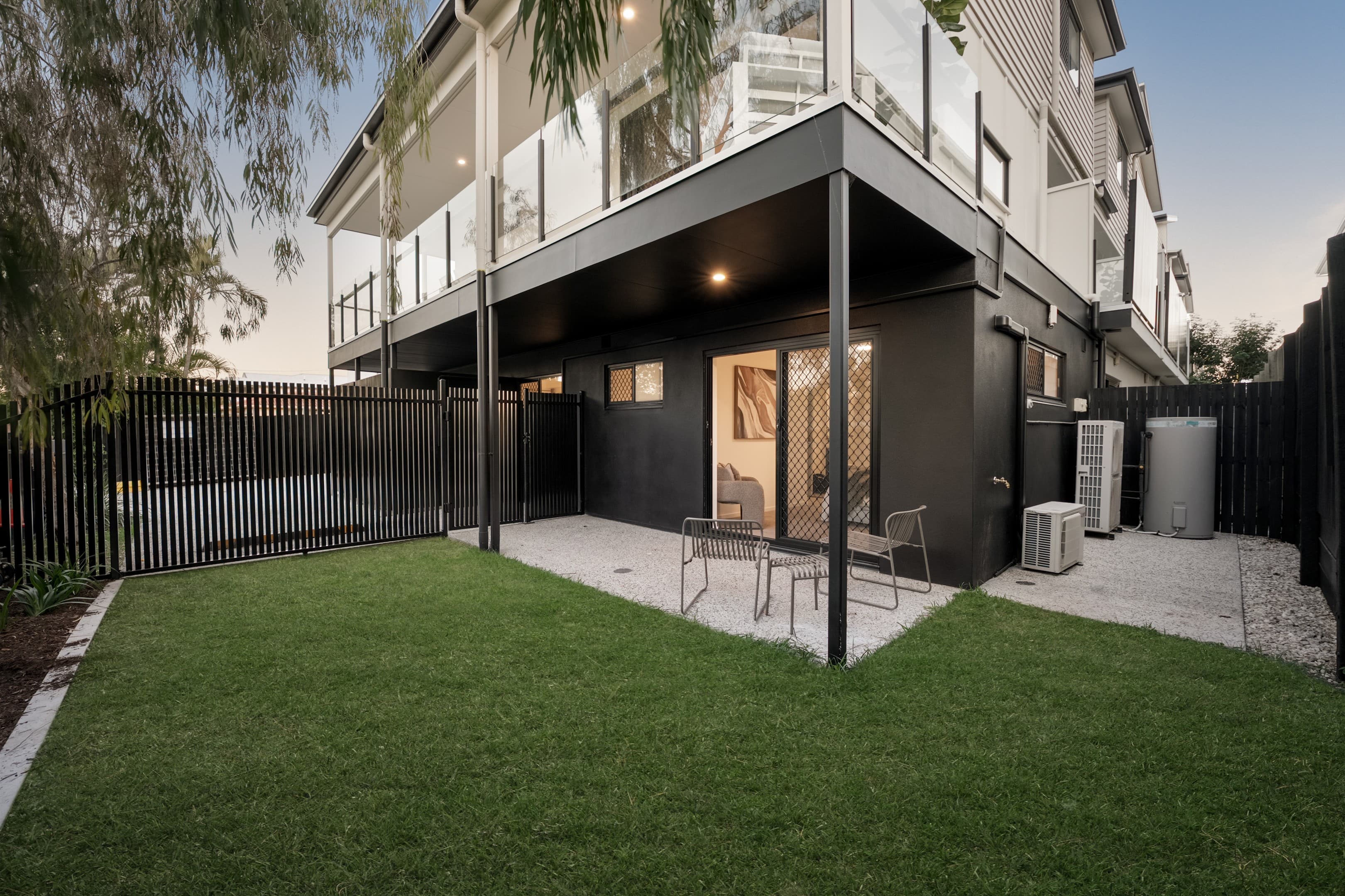 1 & 8/24 Skew Street, Sherwood — photo 1 of 5