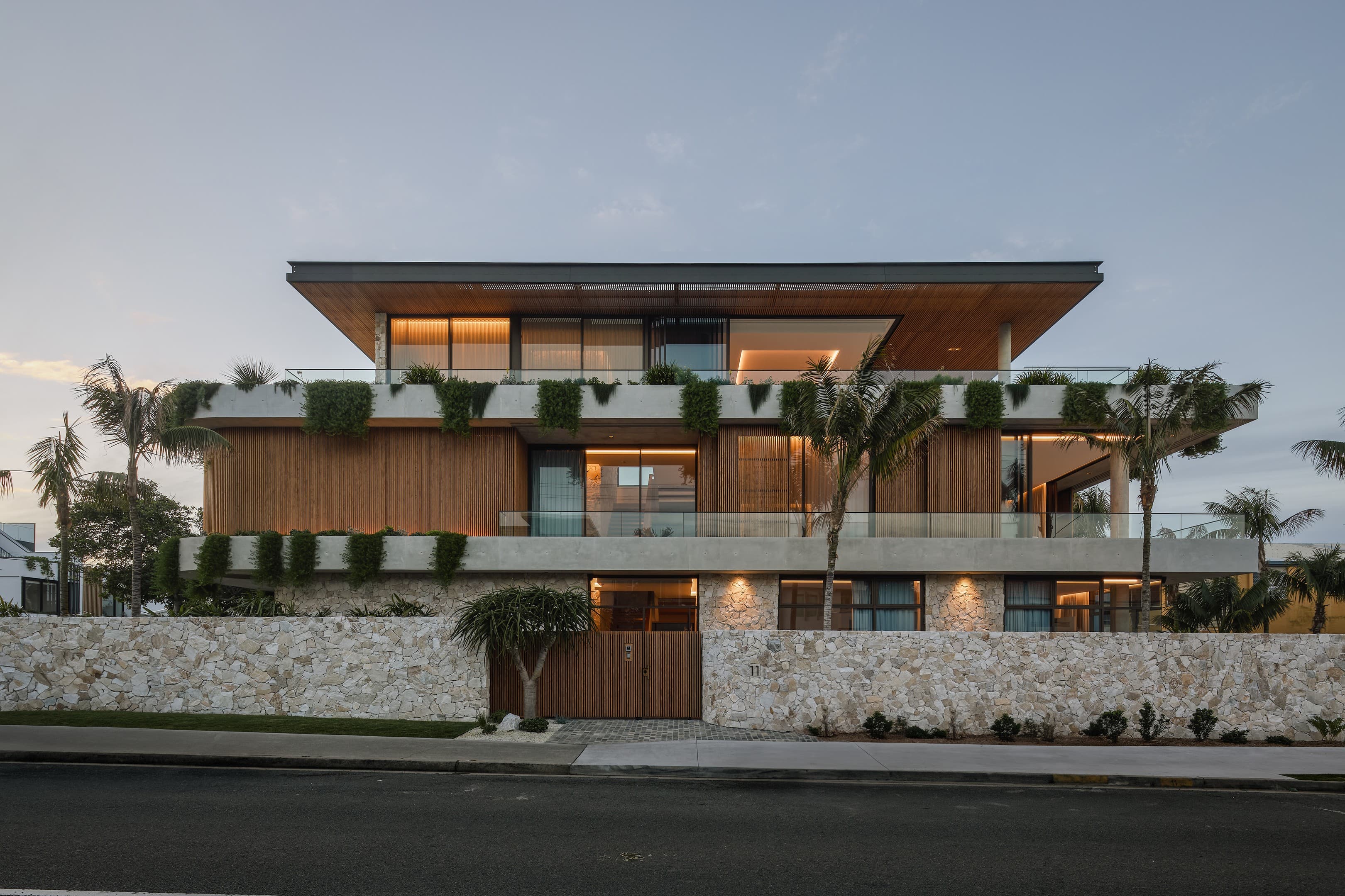 11 Lavarack Road, Mermaid Beach — photo 1 of 5