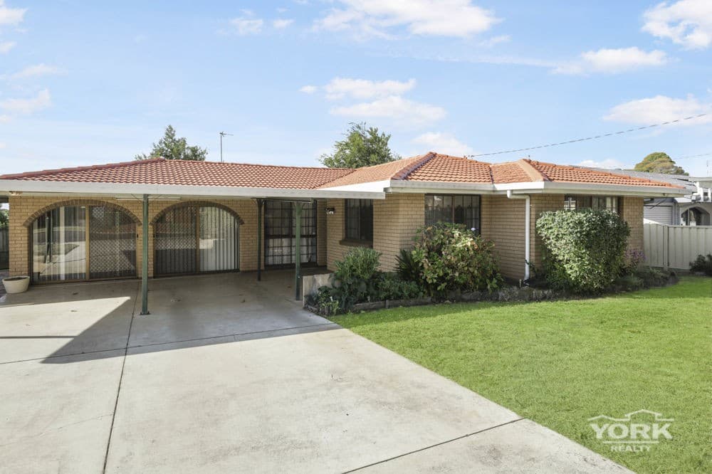 9 Lyndhurst Court, Newtown - Image 1