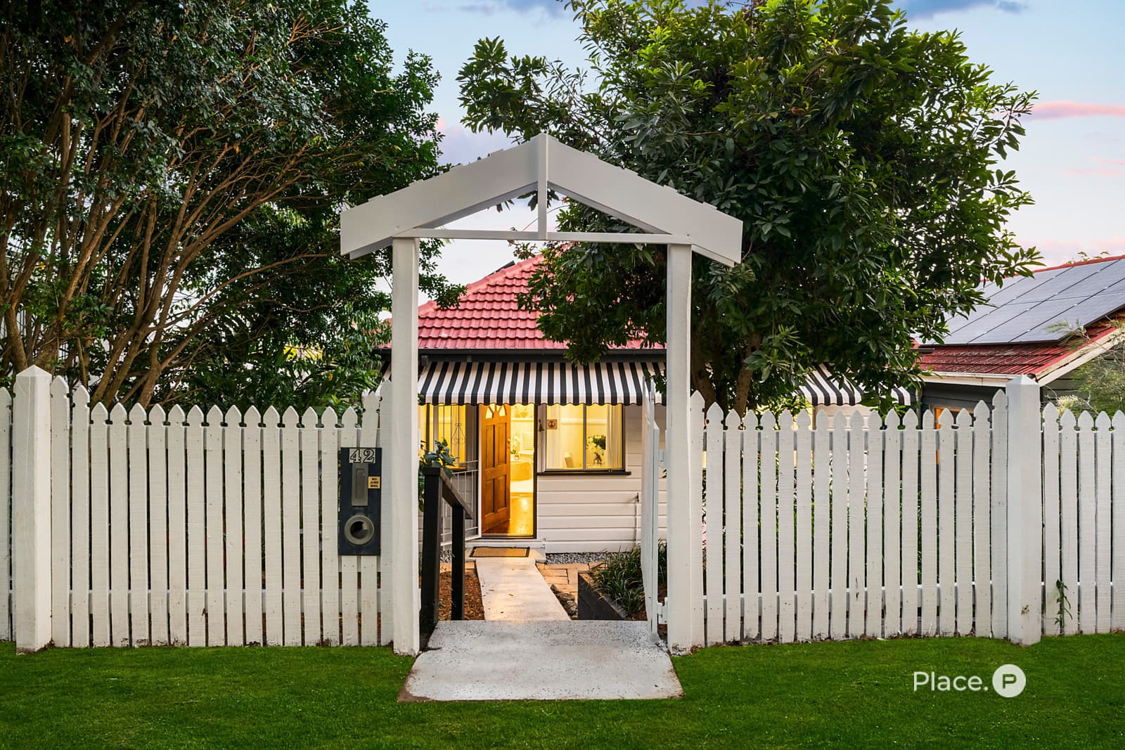 42 Hockings Street, Holland Park West - Image 1