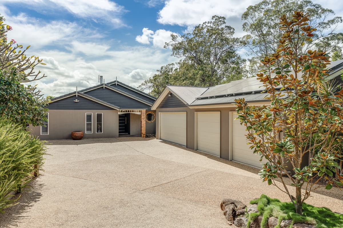 19 Harvey Street, Mount Lofty — photo 1 of 5