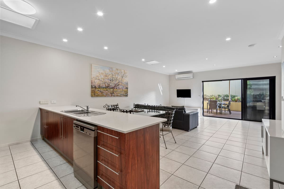 13B O'Connell, West End — photo 1 of 5